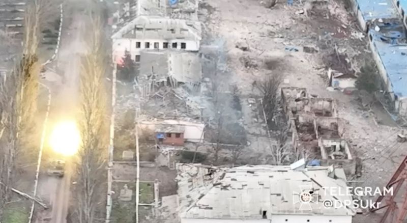 Un tanque disparando, en medio del ataque de Rusia a Ucrania, en Soledar, región de Donetsk, Ucrania, en esta captura de pantalla publicada el 8 de enero de 2023 y obtenida de un vídeo de las redes sociales por Reuters el 10 de enero de 2023. Servicio Estatal de Guardia de Fronteras de Ucrania/vía REUTERS