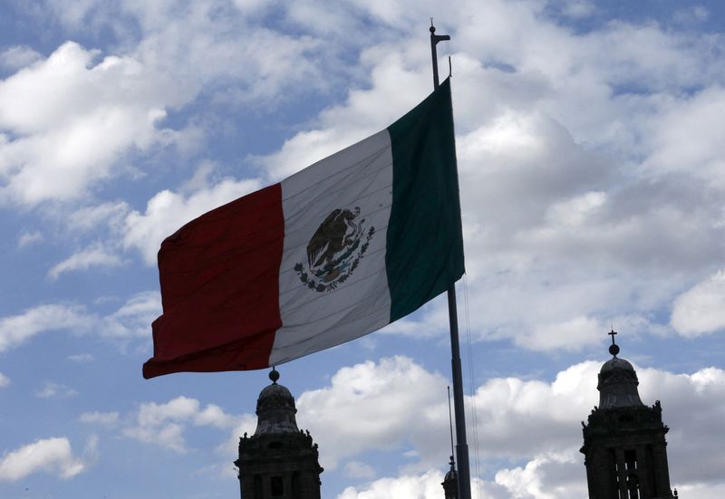Imagen de archivo. La bandera de México ondea junto a la Catedral Metropolitana en la Plaza de El Zócalo, en Ciudad de México, México. 26 de agosto de 2015. REUTERS/Henry Romero/File Photo