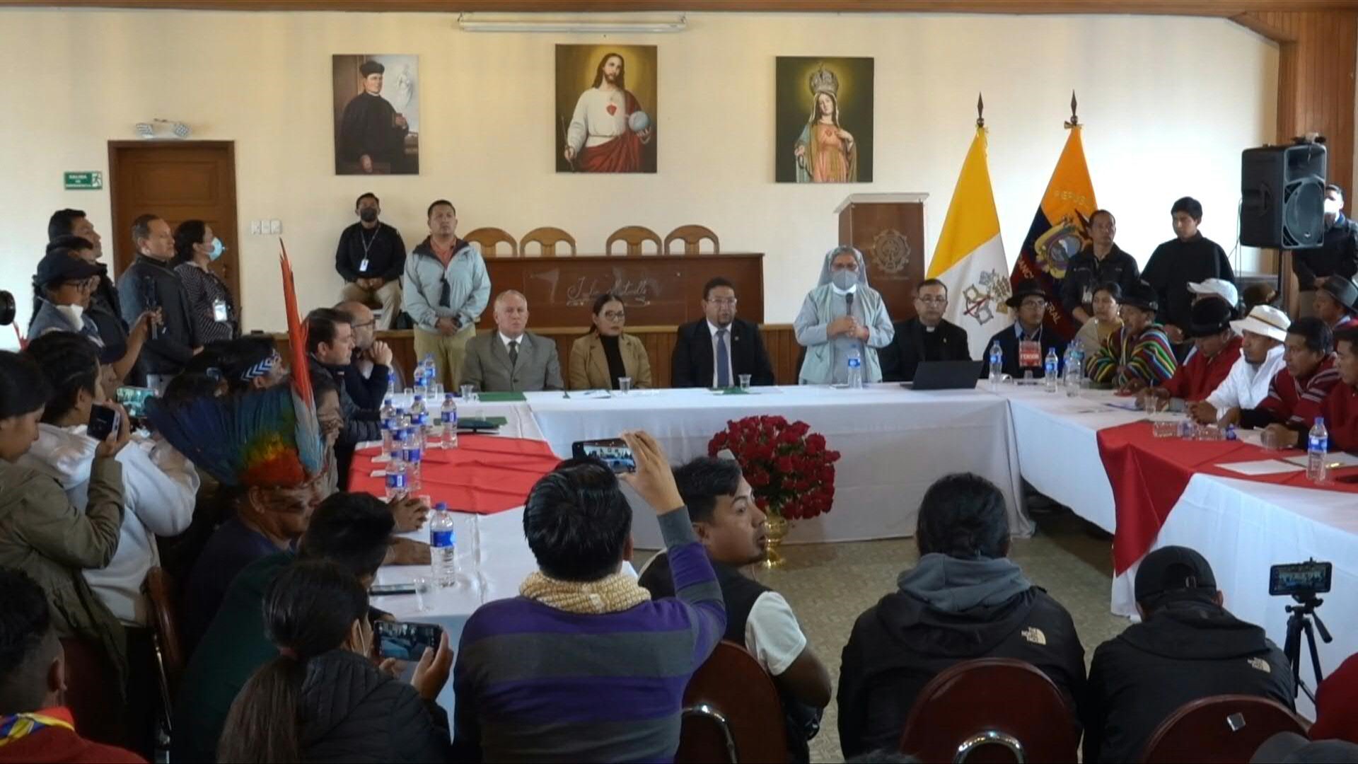 Líderes indígenas y del gobierno de Ecuador se reúnen el lunes en un intento por desactivar las masivas protestas que completaron dos semanas de presión para exigir alivios contra el elevado costo de vida.