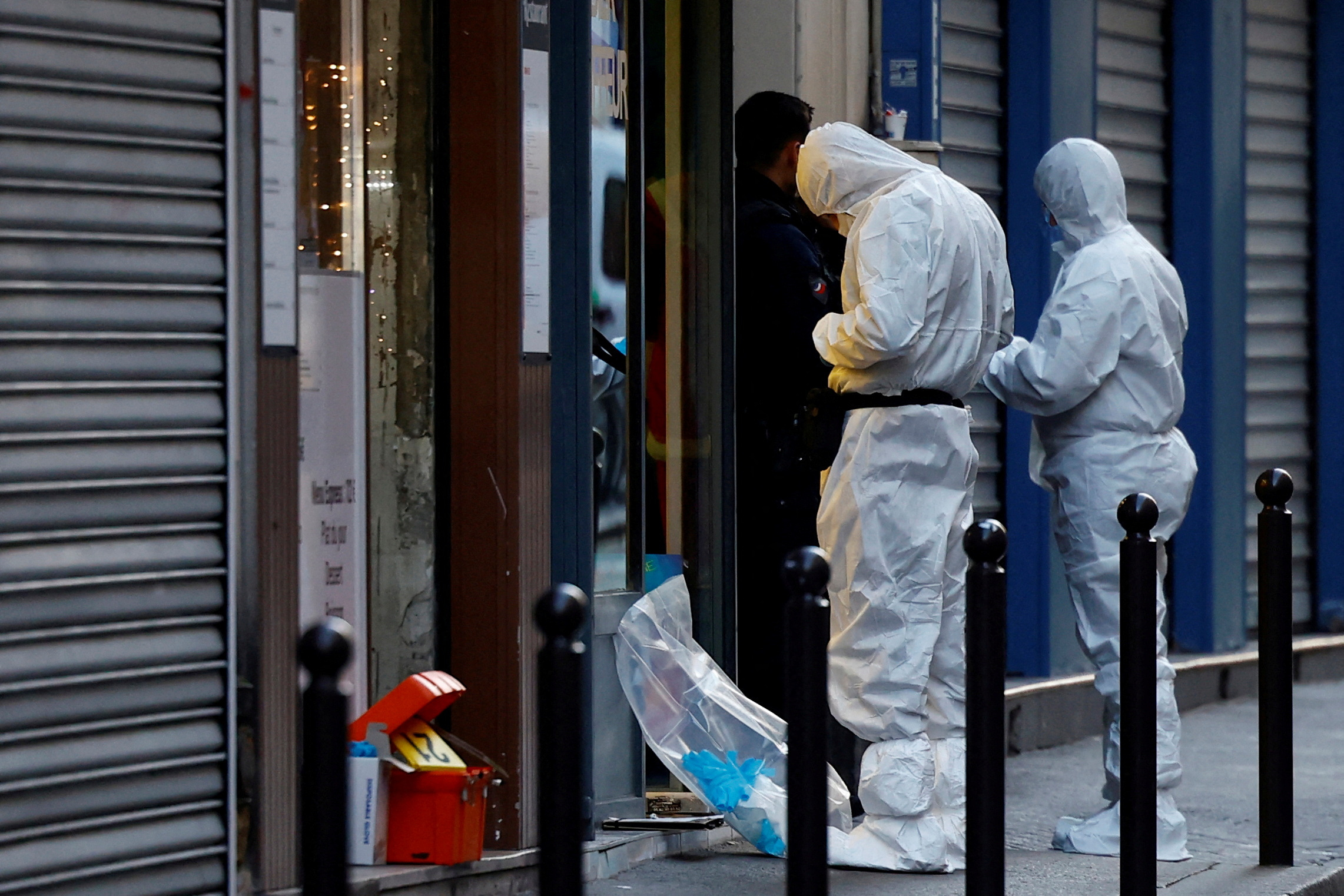 La policía científica francesa trabaja en la Rue d'Enghien tras los disparos que causaron varios muertos y heridos en un céntrico barrio de París (REUTERS/Sarah Meyssonnier)
