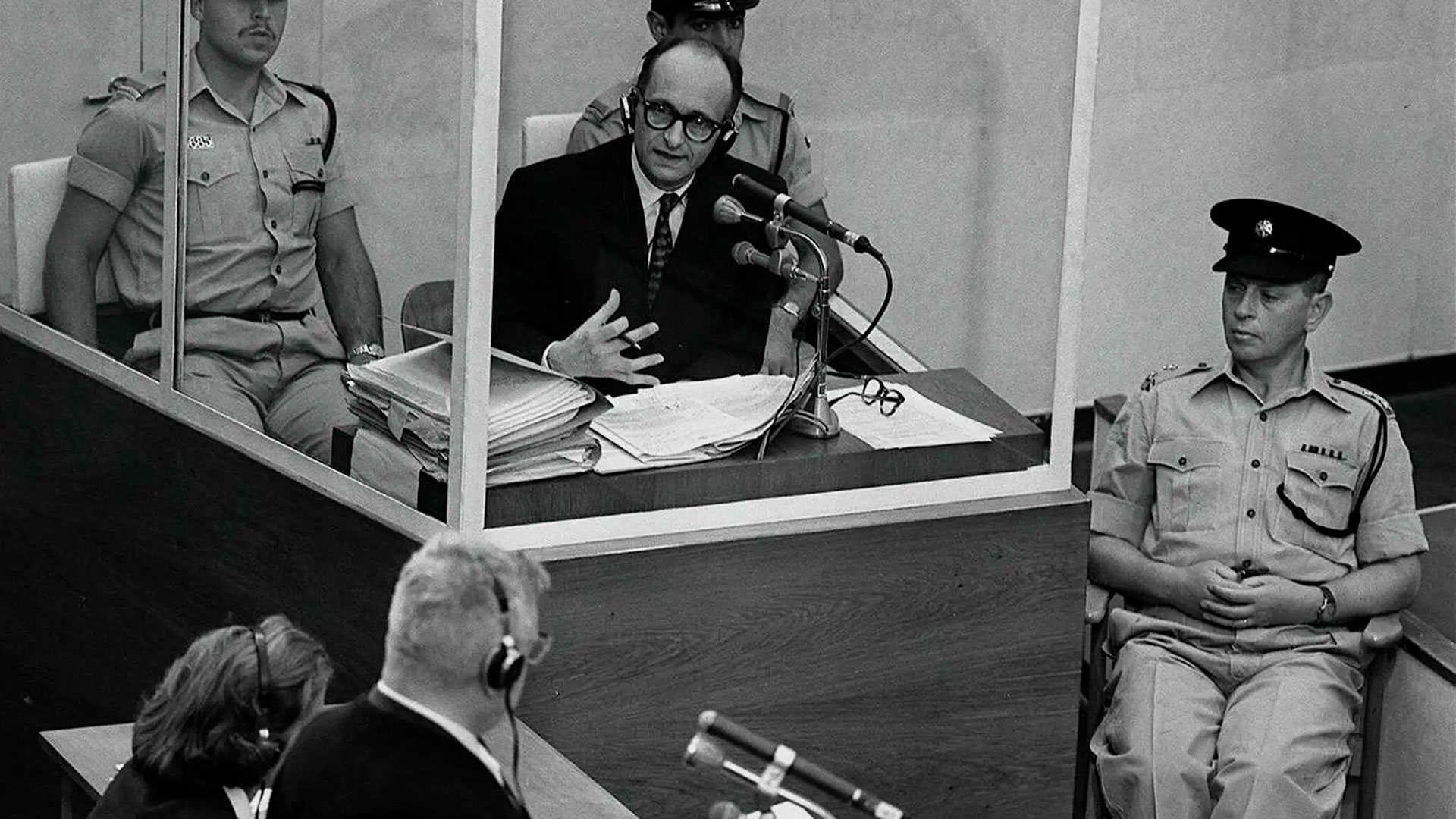 Eichmann en el tribunal donde fue juzgado. Insistió en que solo "cumplía órdenes" y negó toda responsabilidad sobre los atroces crímenes (GPO vía Getty Images)