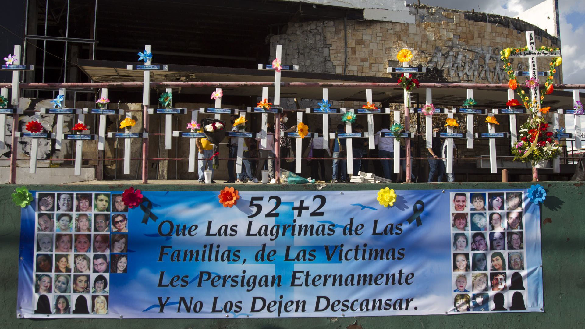 Familiares de las víctimas del atentado del Casino Royale, acudieron a las afueras del lugar para encender velas y orar, a nueve años de los hechos donde murieron 52 personas, incluyendo a dos mujeres embarazadas (Foto: Cuartoscuro)
