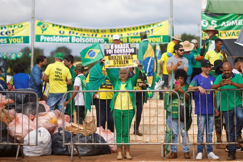 Los seguidores de Bolsonaro reunidos en las afueras de un cuartel militar pidiendo la intervención de las Fuerzas Armadas (REUTERS)