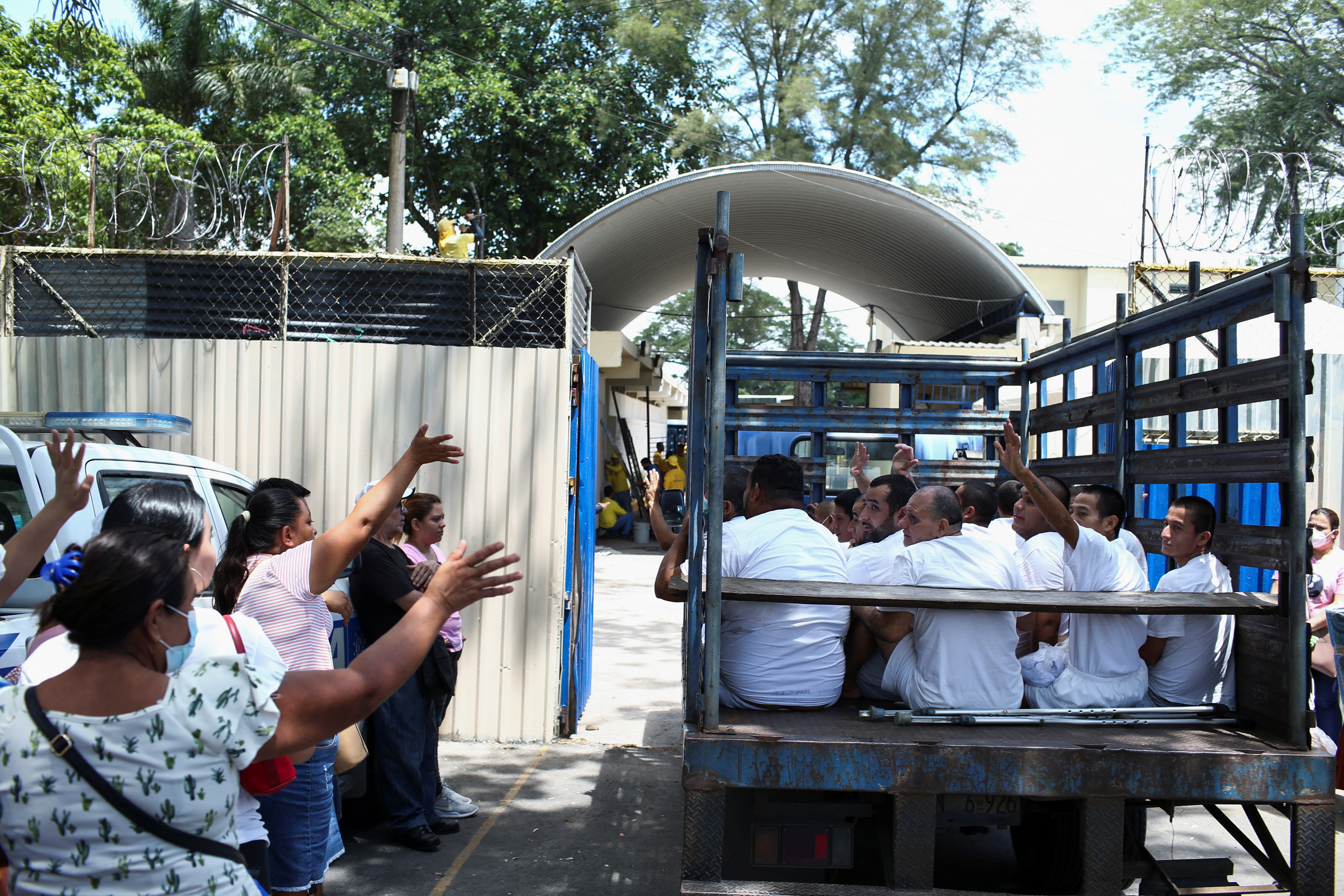 Hombres detenidos durante el estado de emergencia saludan a sus familiares mientras son llevados a un centro de detención (REUTERS/Jose Cabezas)
