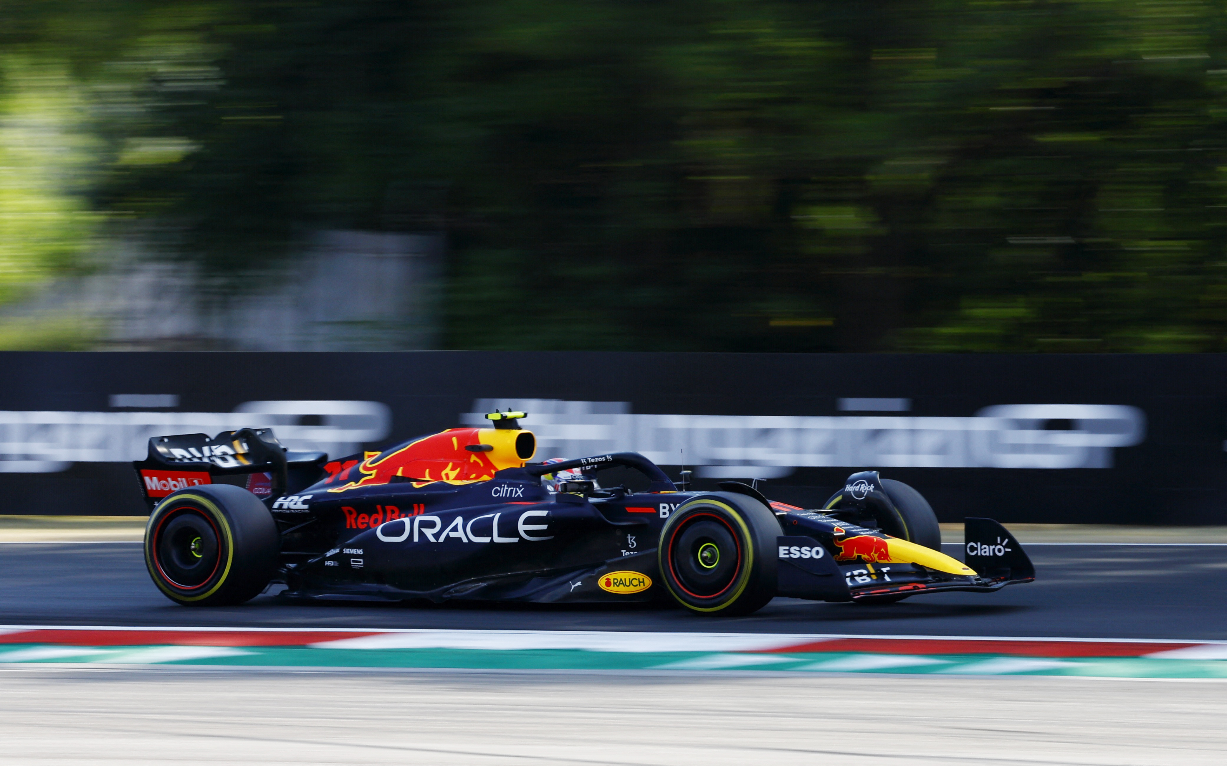 Checo Pérez en su afán por remontar y subirse al podio en el Gran Premio de Hungría.  (Foto: REUTERS/Lisa Leutner)