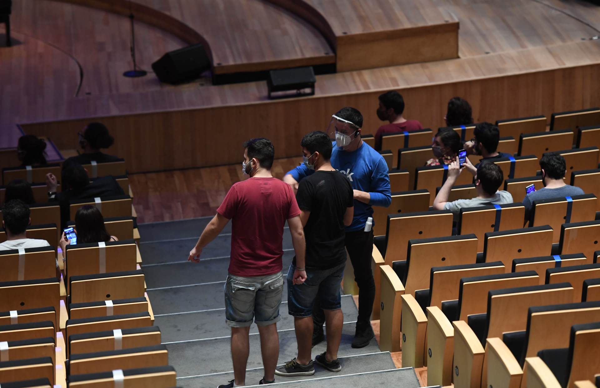 Una vez dentro de la sala, el personal del CCK ayudaba a los miembros del público a encontrar sus asientos para asegurar el distanciamiento social (Maximiliano Luna)