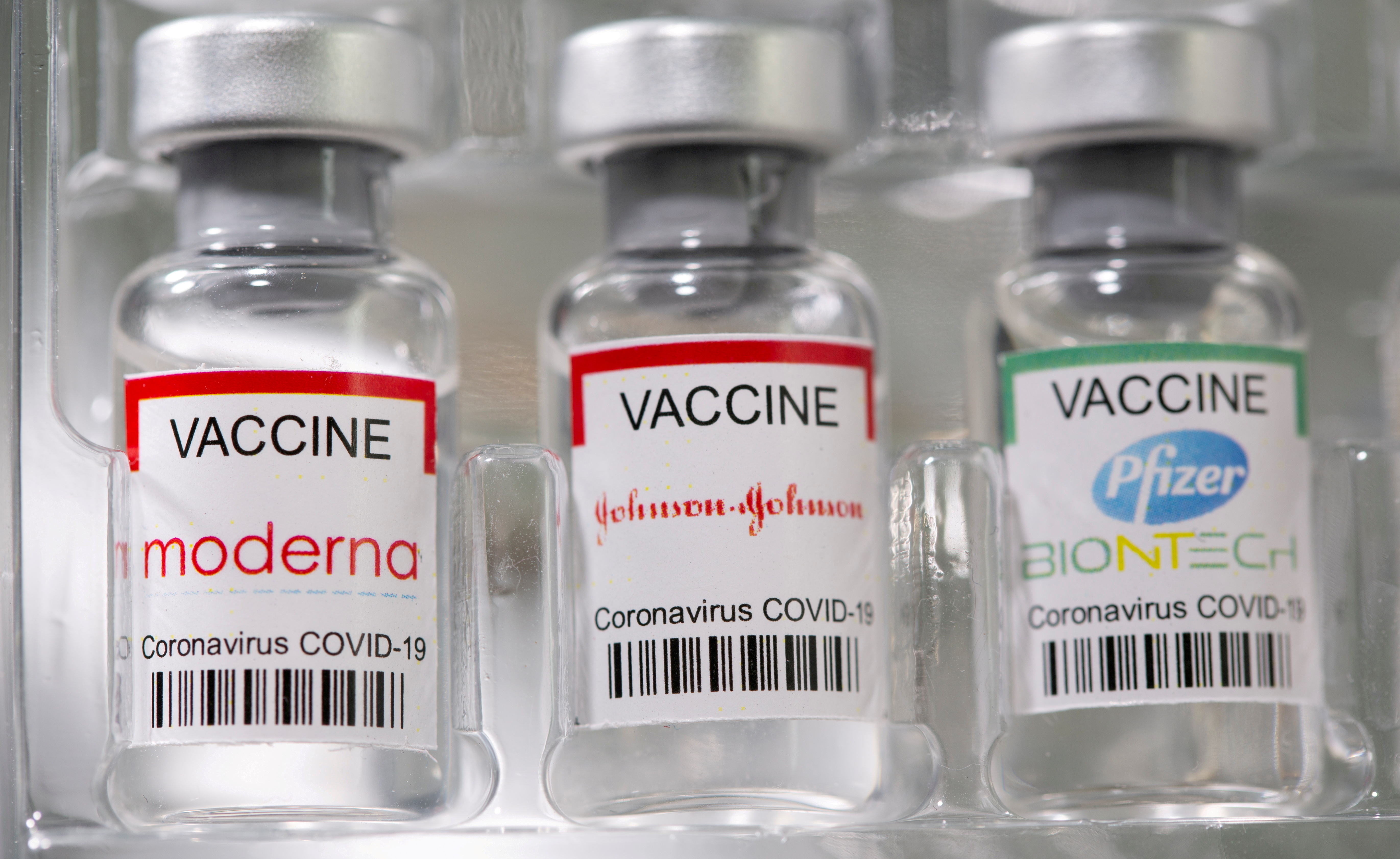 Las tres vacunas contra COVID-19 que se aplican en EEUU se pueden combinar, según las autoridades de los CDC (REUTERS/Dado Ruvic//File Photo)