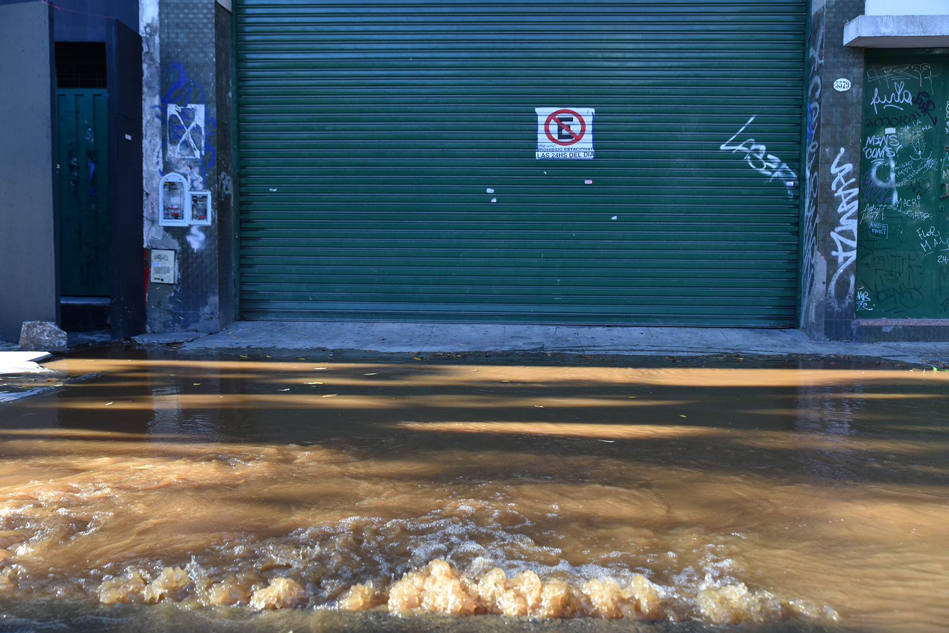El agua marrón comenzó a inundar las veredas de la intersección