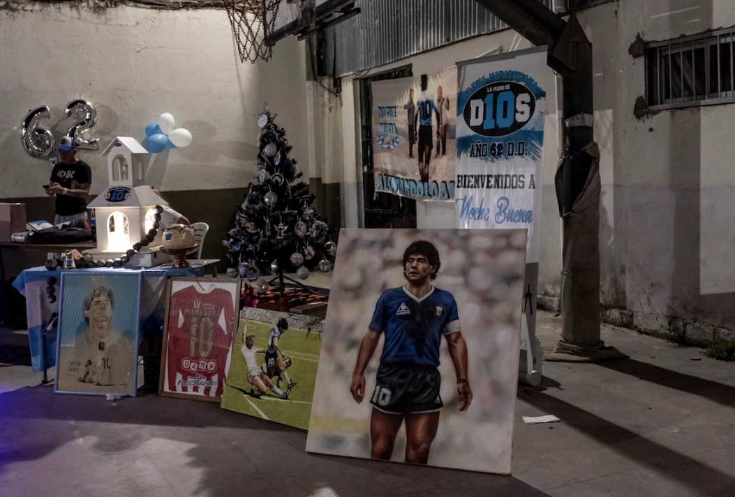Integrantes de la Iglesia de Maradona exhiben arte de su ídolo en el Club Servando Bayo de Rosario. (Anita Pouchard Serra para The Washington Post)