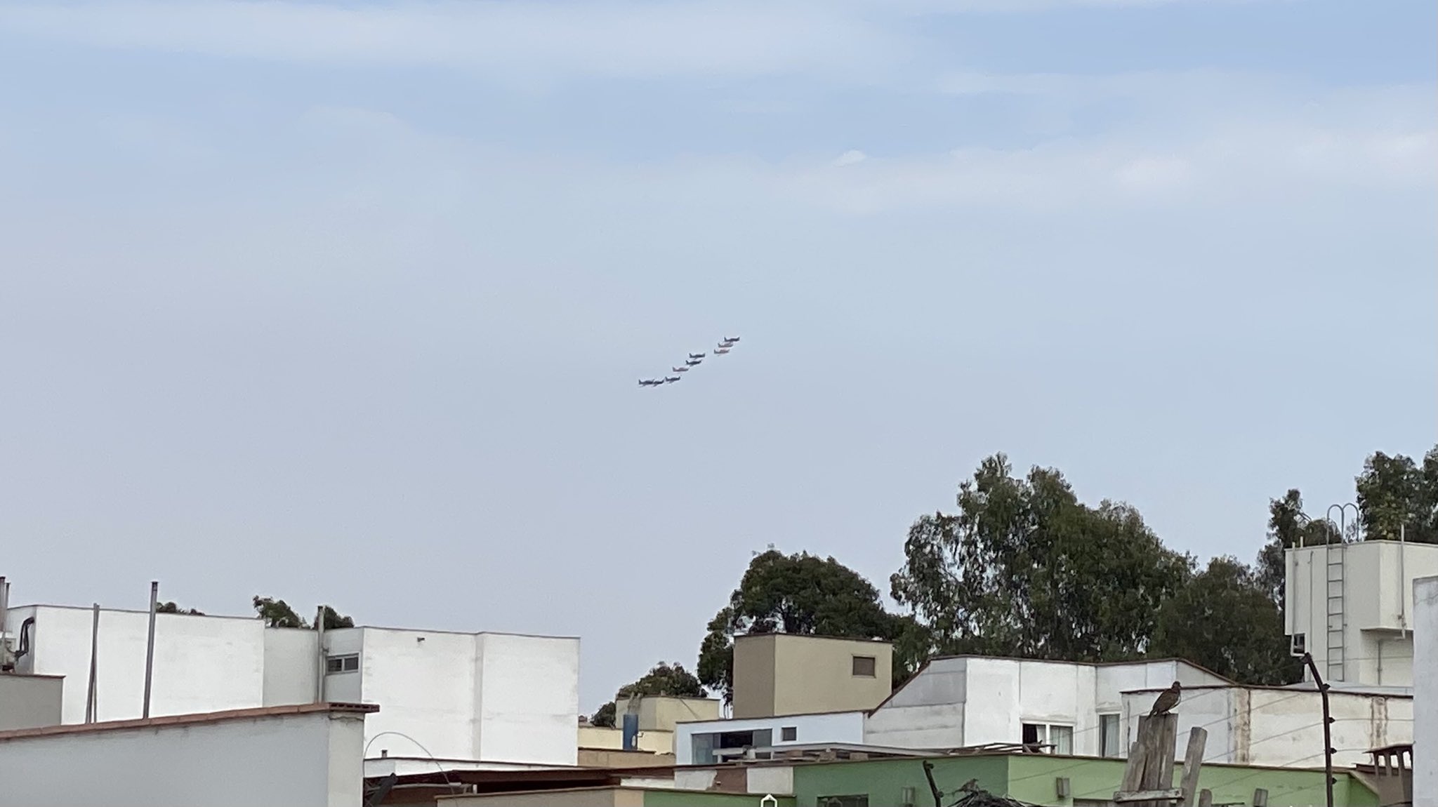 Miraflores: Sobrevuelo de aviones de guerra en cielo limeño sorprendió a vecinos