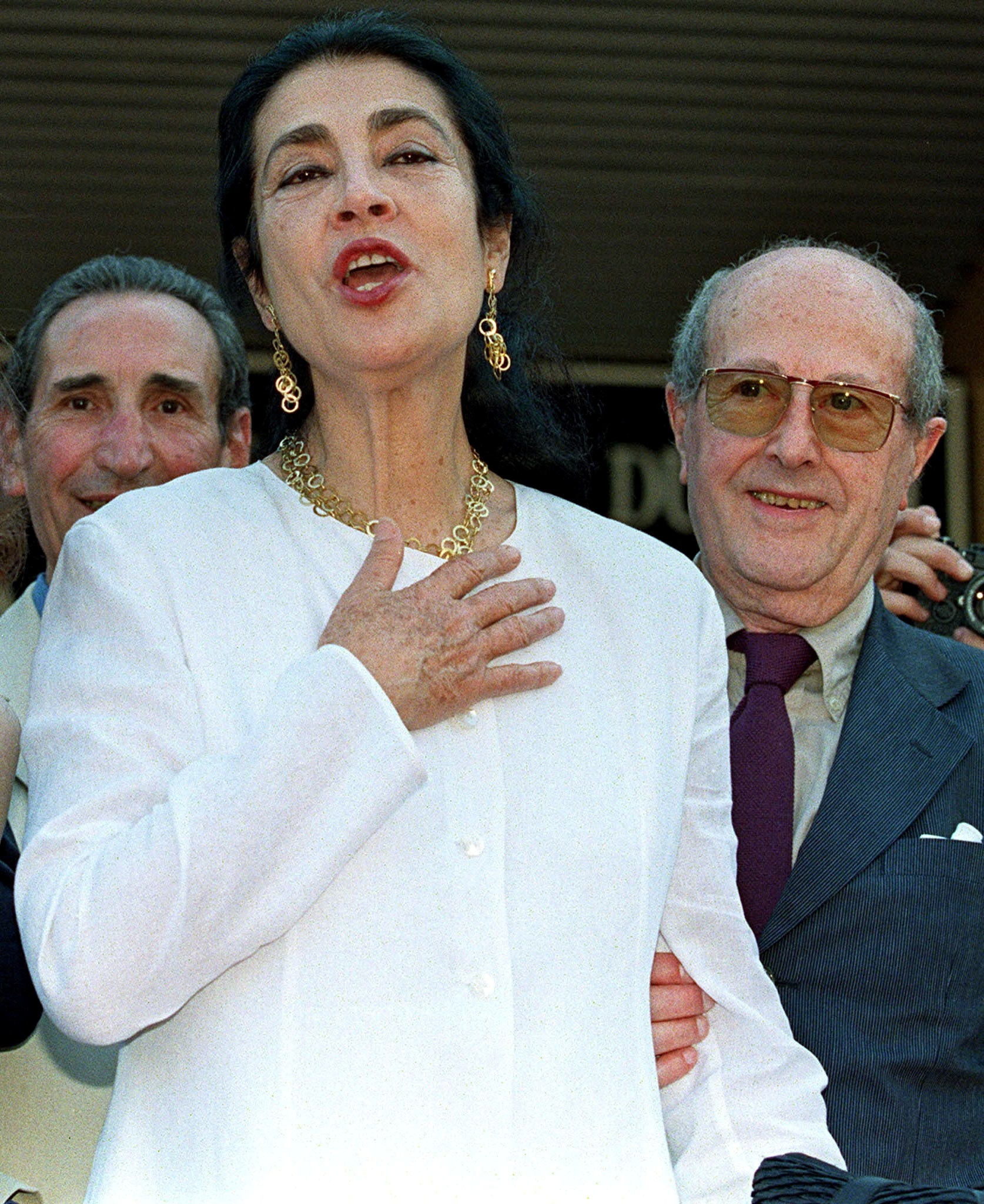 FOTO DE ARCHIVO: La actriz griega Irene Papas llega a la proyección de su película "Inquietud", en la 51ª edición del Festival de Cine de Cannes en 1997 (Reuters)