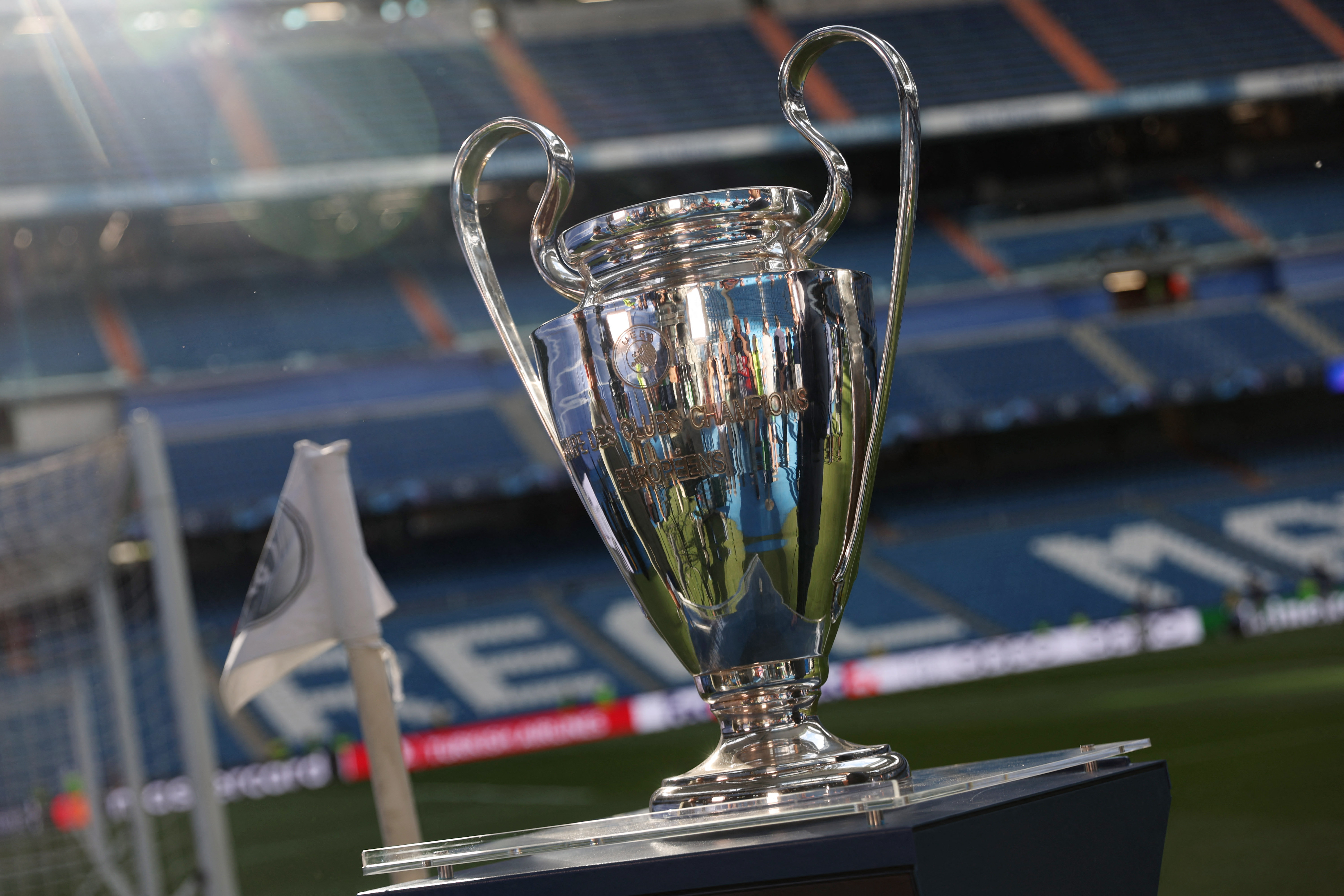 El trofeo de la Champions League en el estadio Santiago Bernabéu. Real Madrid y Manchester City abren la serie de semifinales (REUTERS/Isabel Infantes)