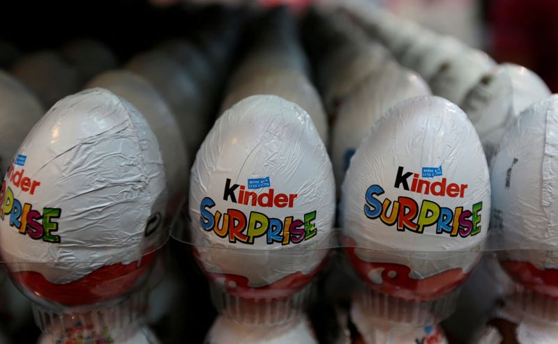 FOTO DE ARCHIVO: Huevos de chocolate Kinder Sorpresa, una marca del grupo confitero italiano Ferrero, son vistos en exhibición en un supermercado en Islamabad, Pakistán.