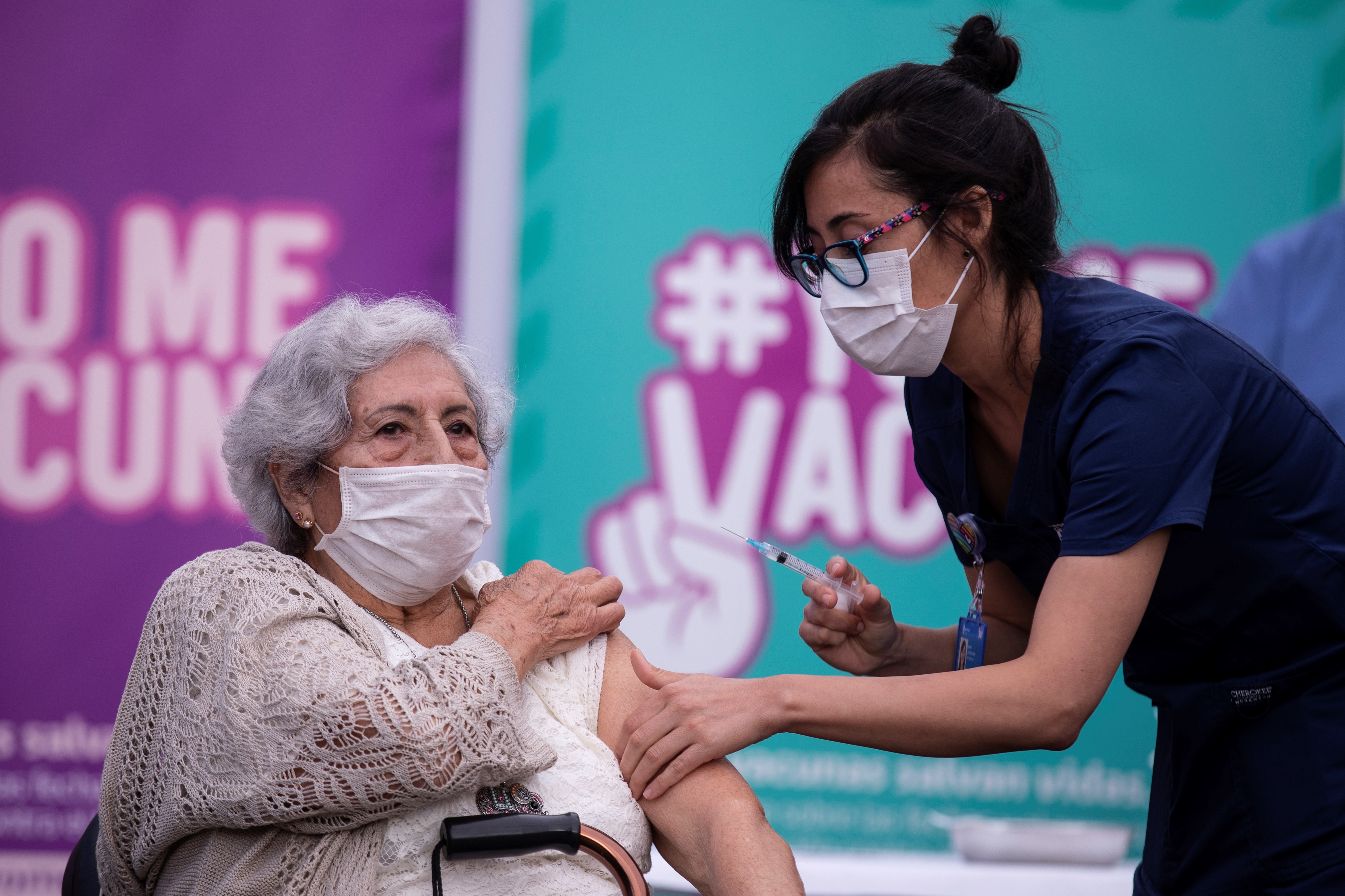 Una mujer recibe la dosis de la vacuna (Foto: EFE)