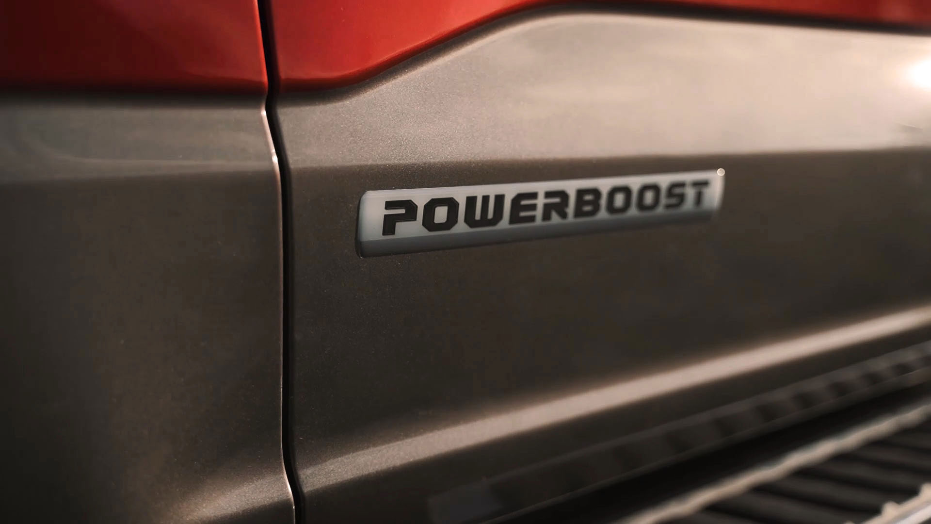 El motor de combustión interna es el Ecoboost V6 de 3.5L y 400CV de potencia