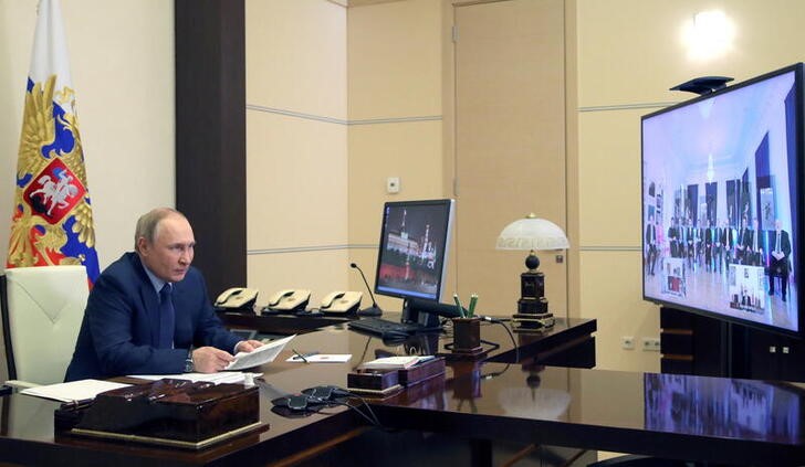 Foto del viernes del Presidente ruso Vladimir Putin en una reunión virtual con funcionarios 
Marc25, 2022. Sputnik/Mikhail Klimentyev/Kremlin via REUTERS 