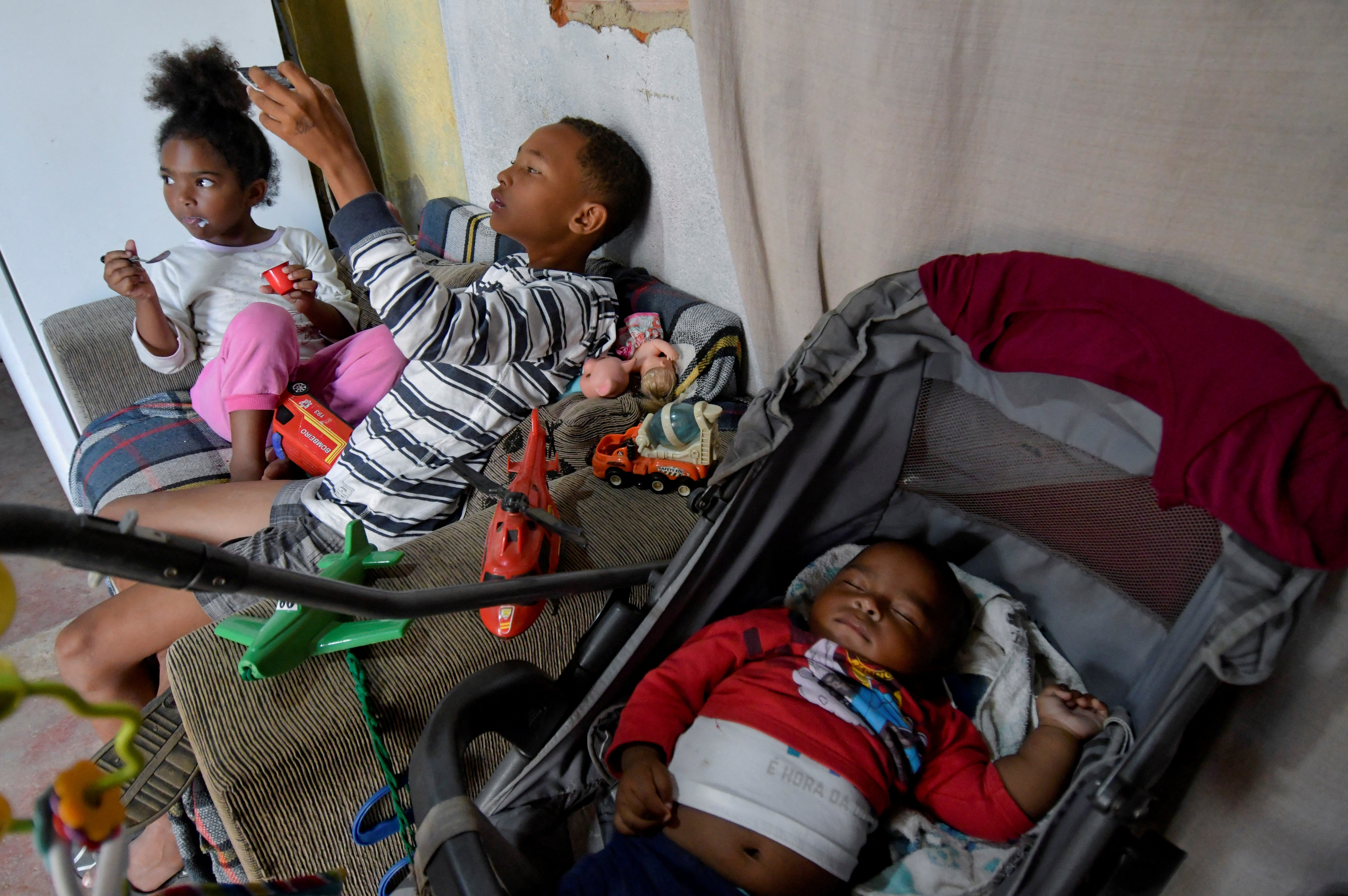 Miguel junto a sus hermanos (REUTERS/Washington Alves)