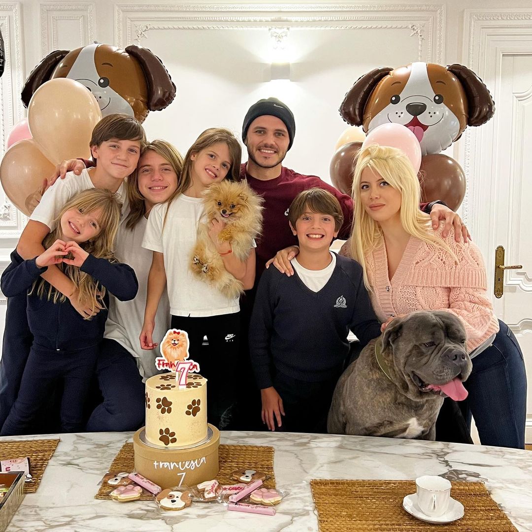 Wanda y Mauro junto a los hijos de ambos y su perro (Instagram)