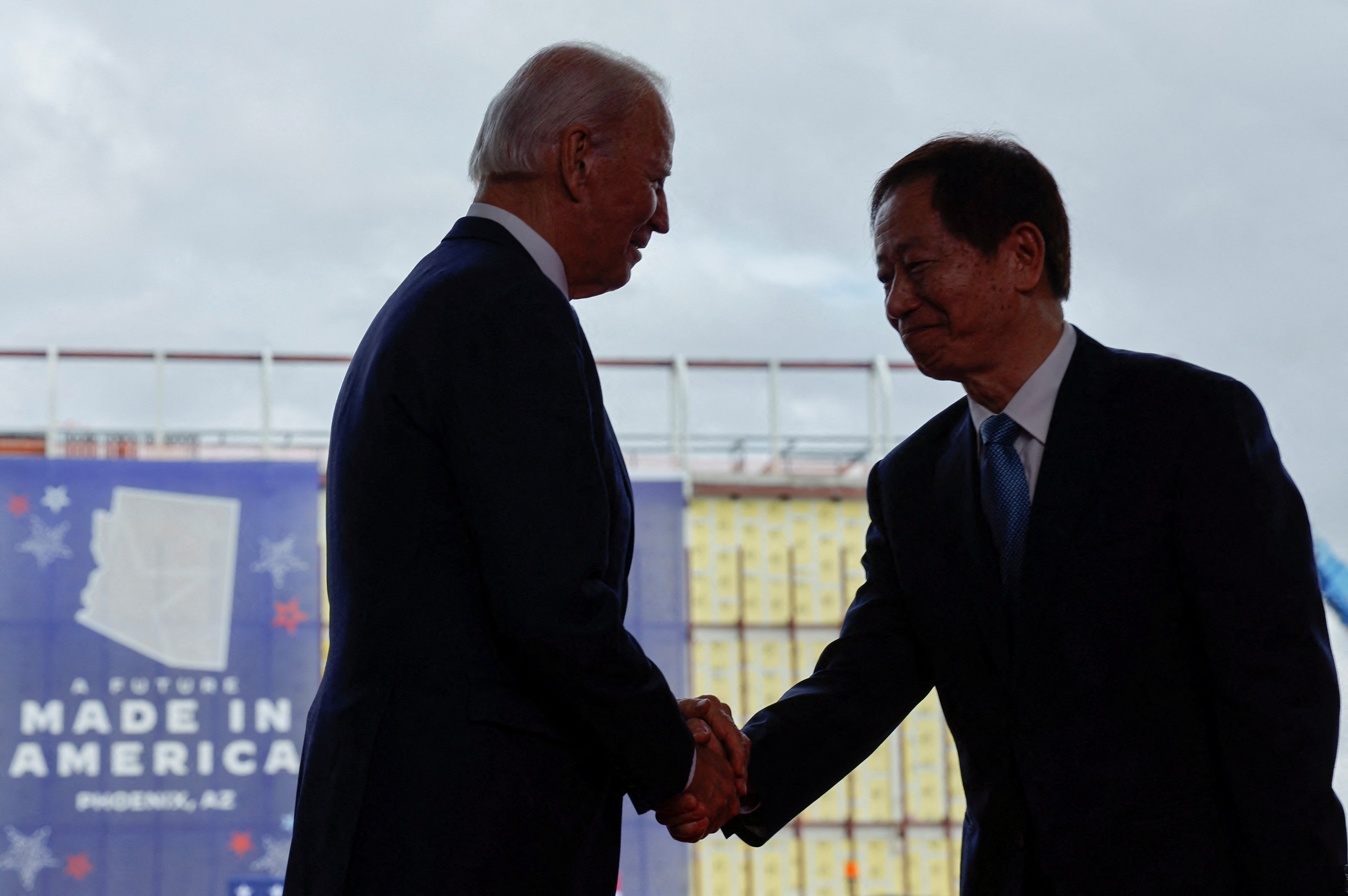 El presidente de EEUU, Joe Biden, estrecha la mano del presidente de TSMC, Mark Liu, durante una visita a la primera planta de fabricación de semiconductores de TSMC, en Phoenix, Arizona (REUTERS/Jonathan Ernst)