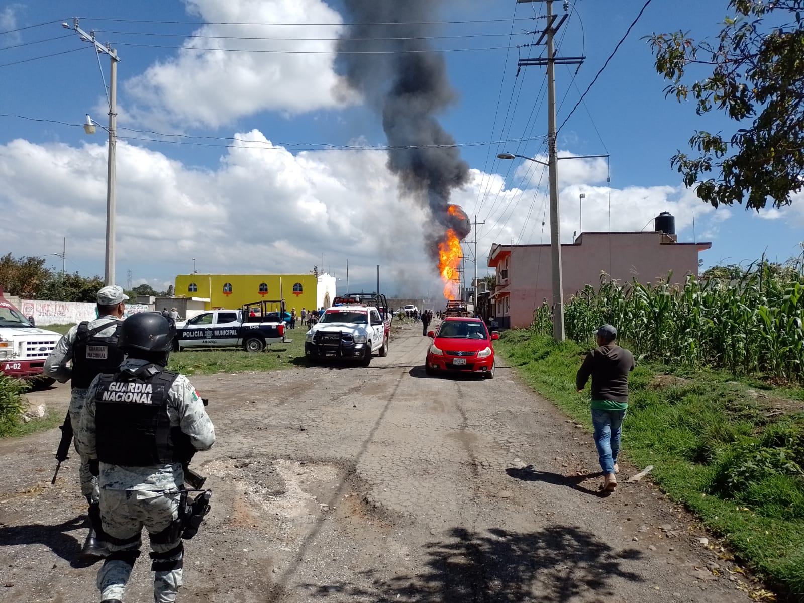 Elementos de la GN, Sedena, el cuerpo de Bomberos estatal, Protección Civil y la Secretaría de Seguridad se encuentran en la zona atendiendo el incendio (Foto: Twitter/@GN_MEXICO_)
