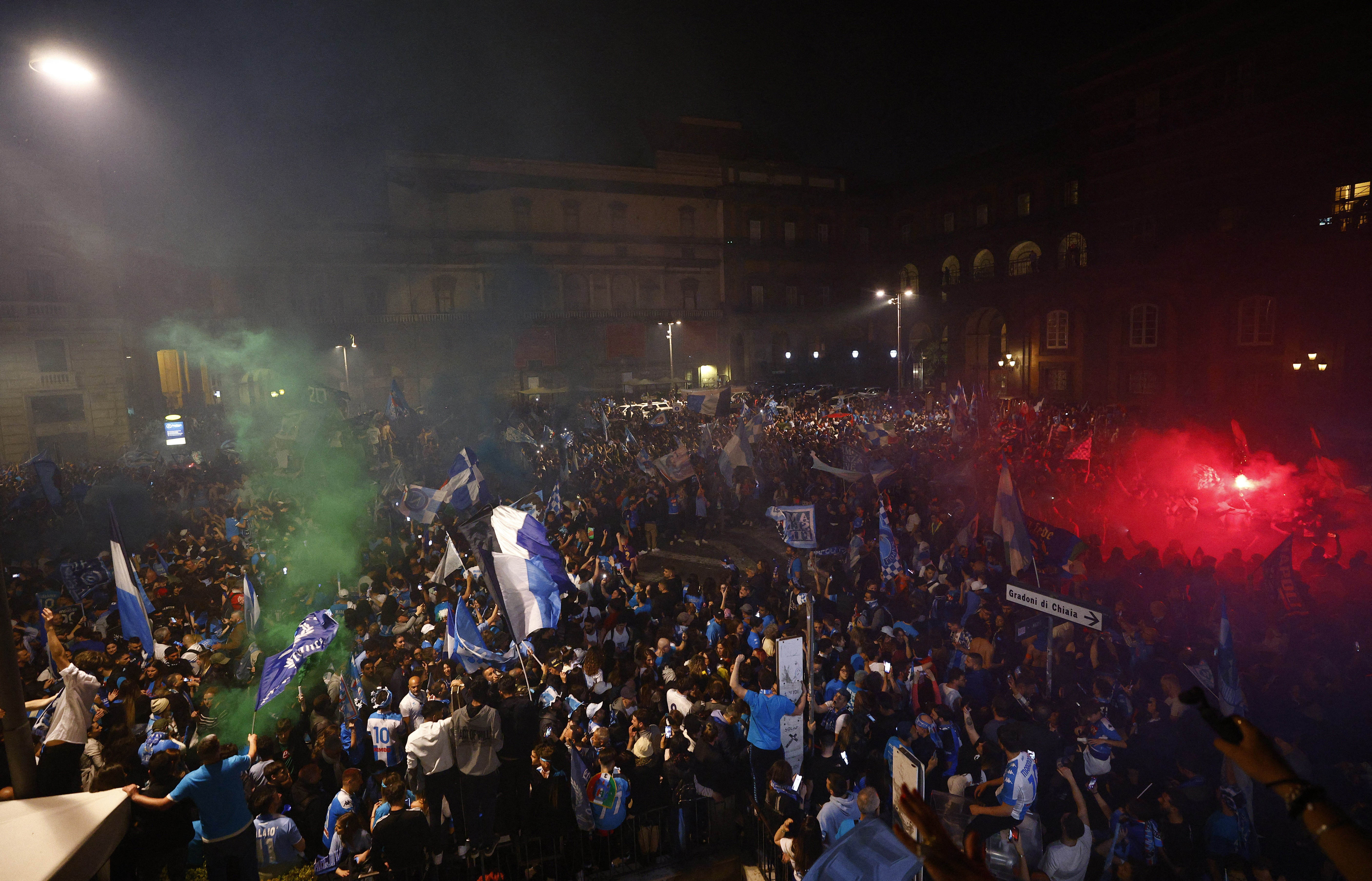 Panorama con la multitud y los colores de Italia en las bengalas