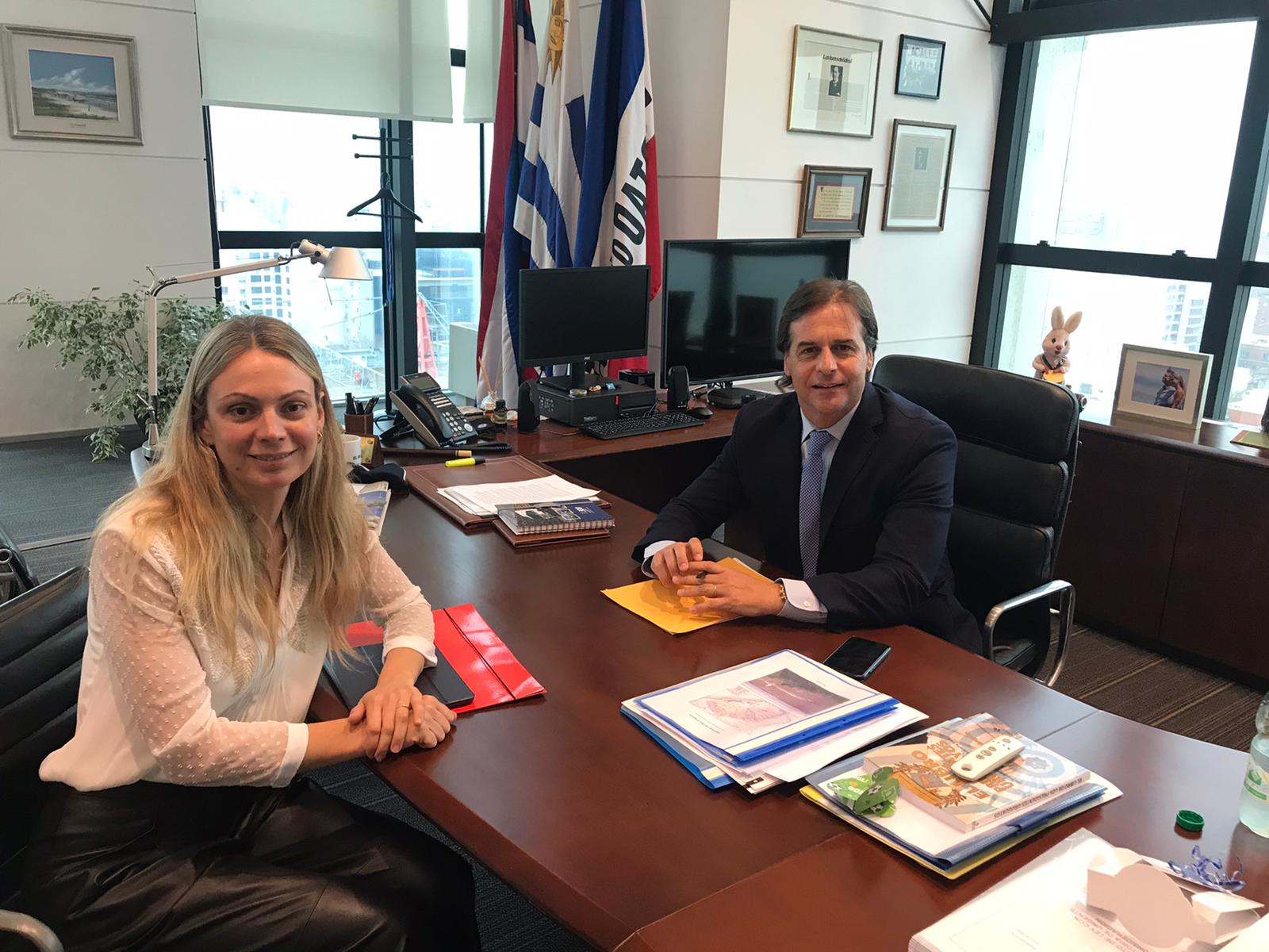 El presidente uruguayo Luis Lacalle Pou junto a la periodista de Infobae en Montevideo, Catalina Weiss (Infobae)