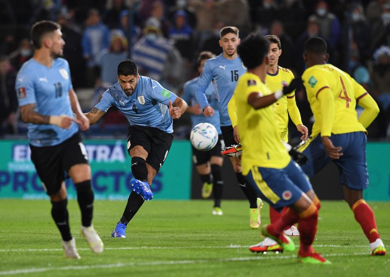 Luis Suárez impacta el balón durante el partido entre las selecciones de Uruguay y Colombia por la clasificación sudamericana (REUTERS/Pablo Porciuncula)