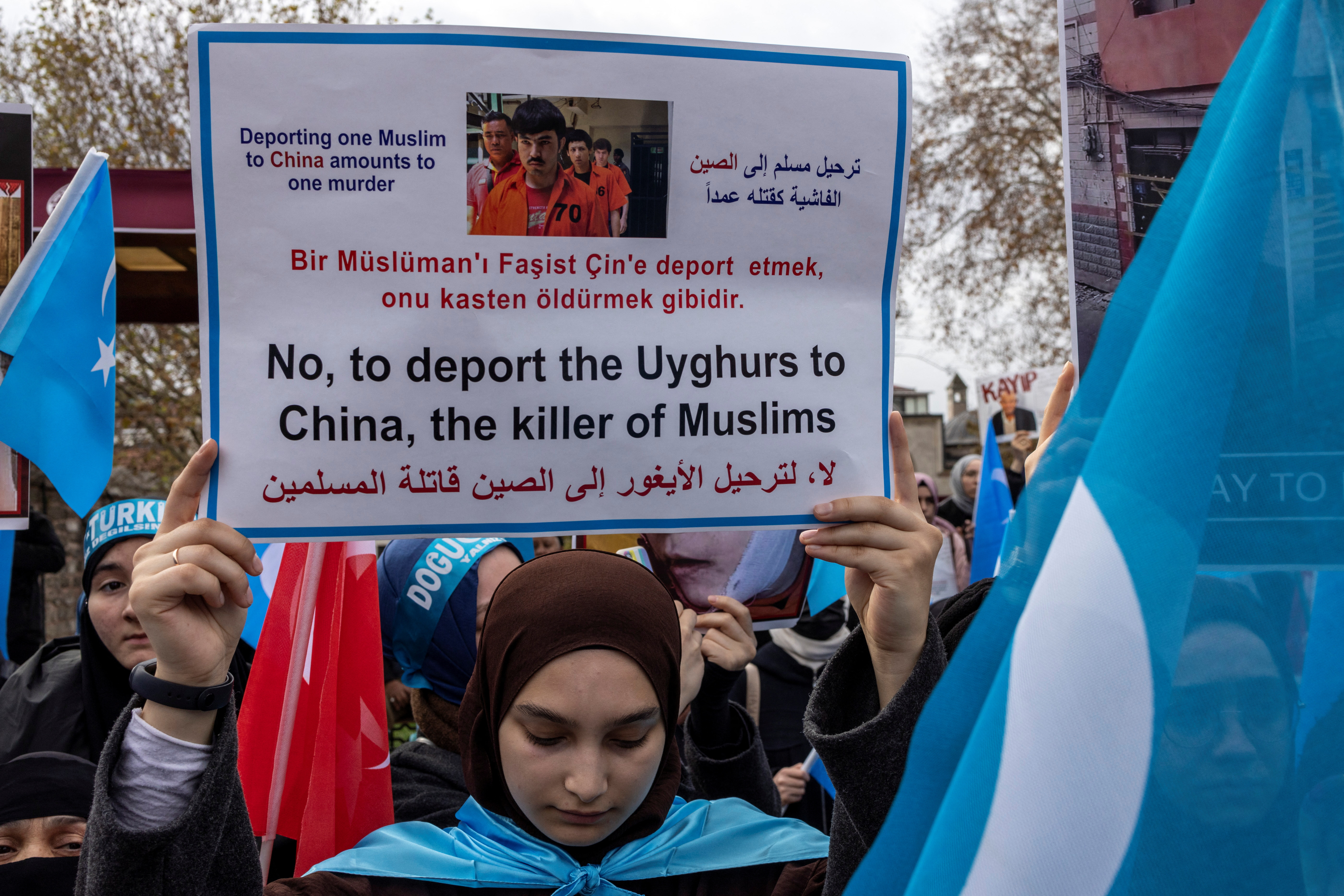 Manifestantes se oponen a la deportación de uigures a China (Reuters)