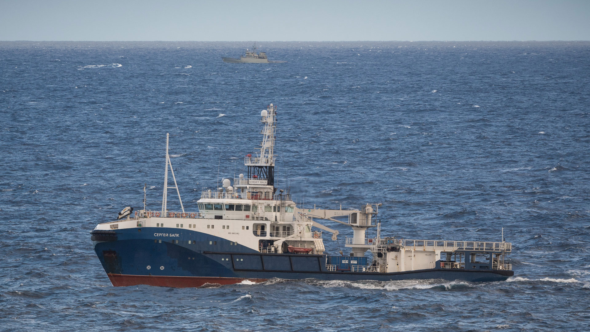 El remolcador ruso Sergey Balk navegó junto al submarino Novorossiysk por el Golfo de Vizcaya