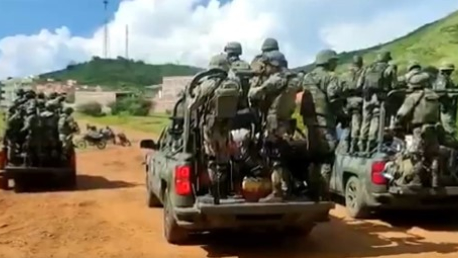 Pobladores de Arcelia, Guerrero, corrieron a más de 20 militares de un campamento en las afueras de la localidad. (Captura: Twitter/@JacobMorant)