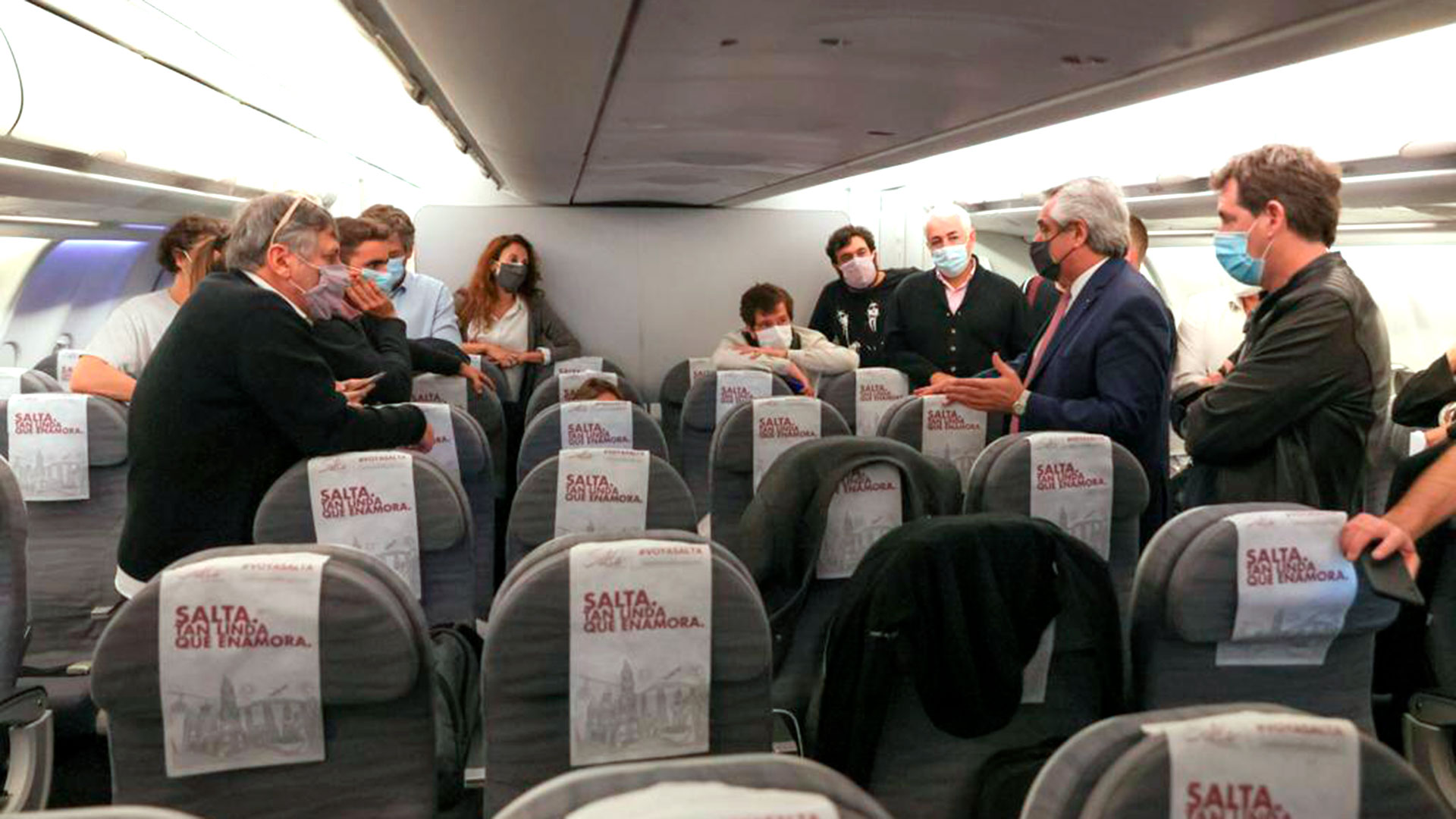 El Presidente dialoga con los periodistas que cubrieron la gira, en el avión poco antes de despegar del aeropuerto de Fiumicino (Roma). Una charla con cuidados: todos fueron hisopados y llevan barbijo