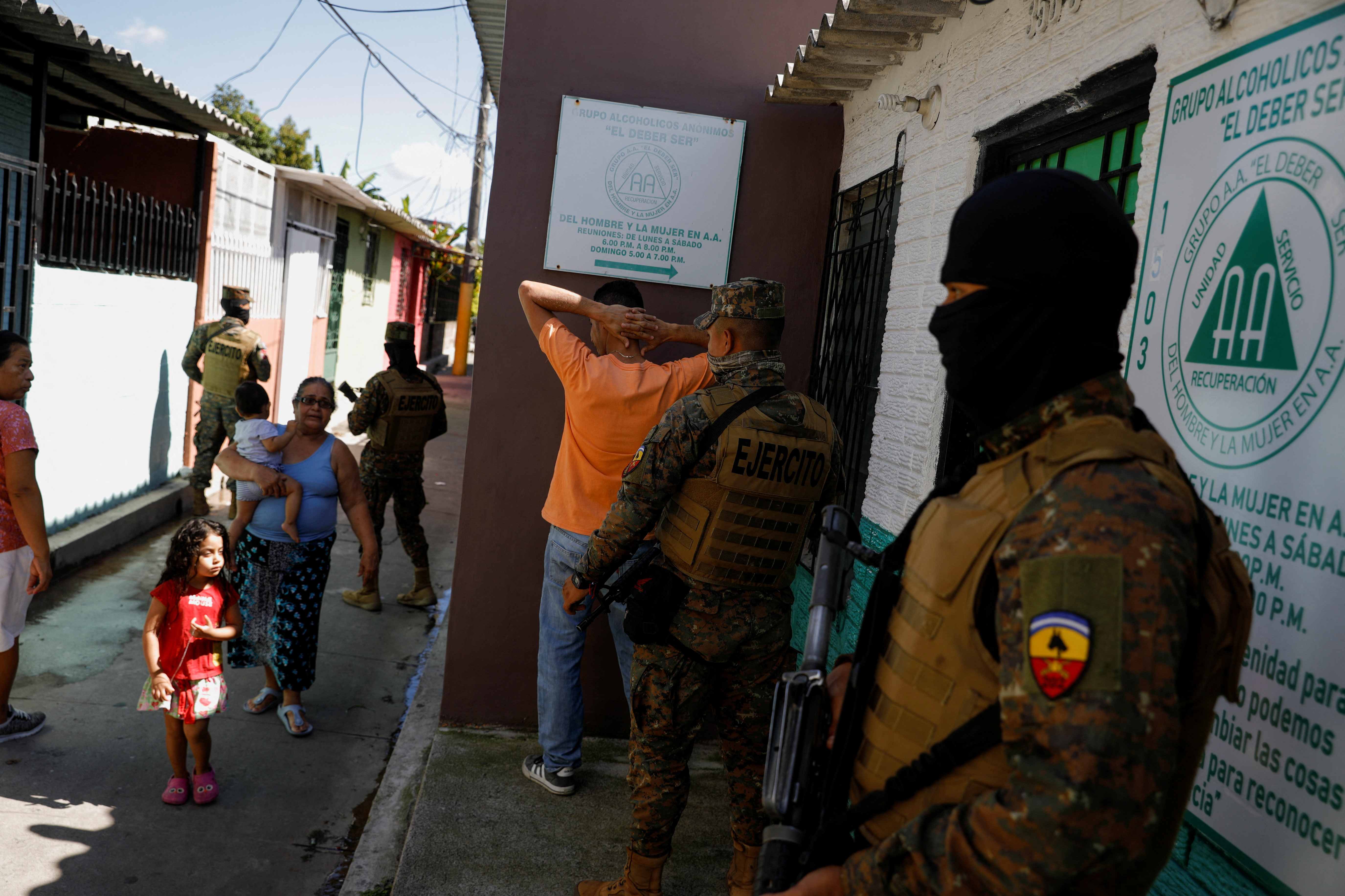 Soldados detienen a un hombre para comprobar su identificación y su teléfono en el suburbio de Soyapango en San Salvador el 3 de diciembre de 2022 (REUTERS/Jose Cabezas)