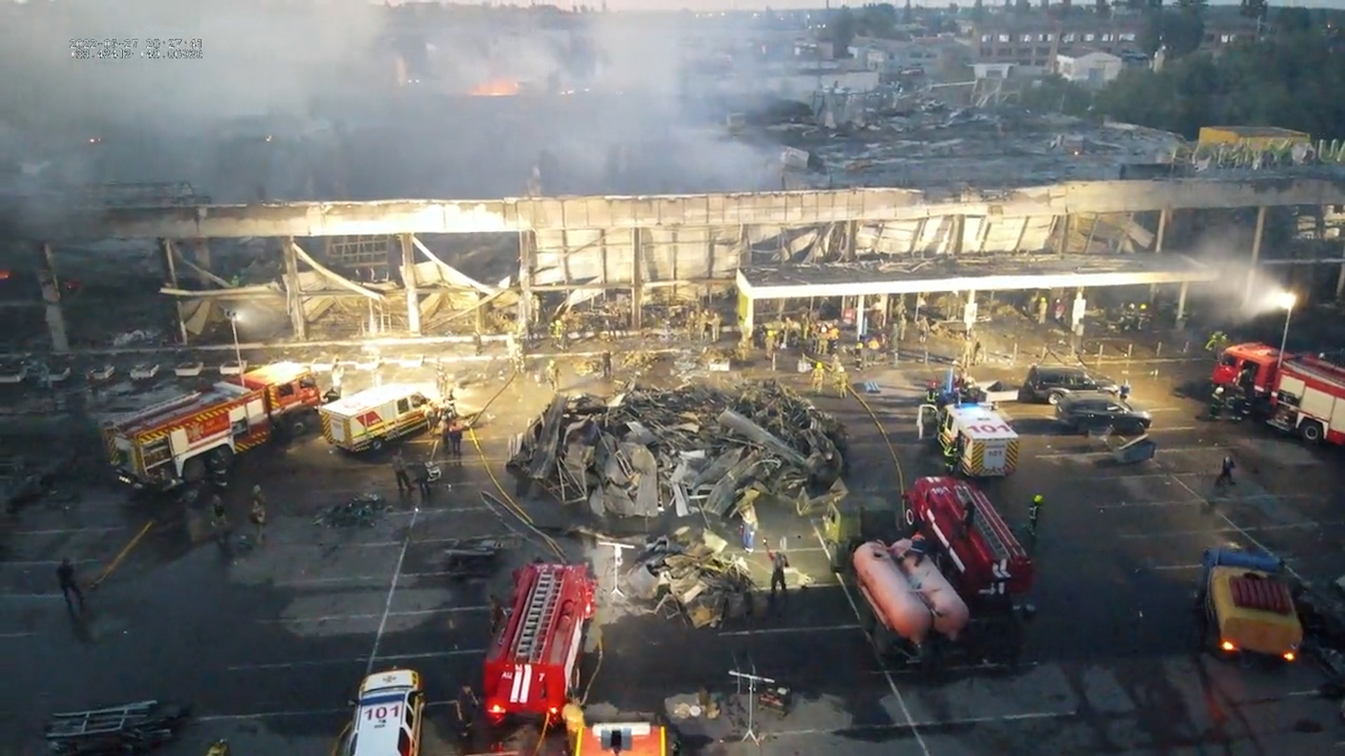 Los impactantes videos que muestran la devastación del centro comercial ucraniano tras el bombardeo ruso
