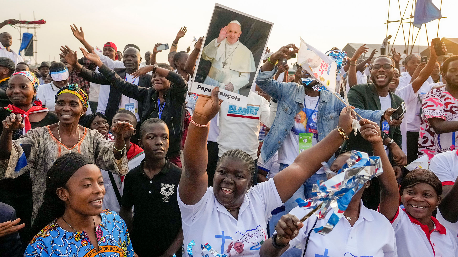 Fieles reciben al Papa Francisco en el aeropuerto de la República Democrática del Congo, antes de una misa multitudinaria en Kinshasa (AP Photo/Gregorio Borgia)