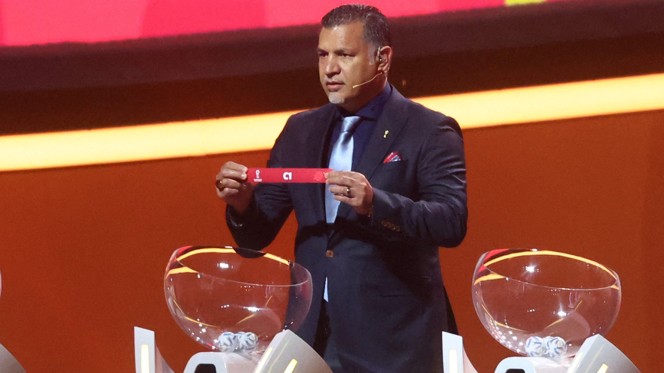 Ali Daei participó del sorteo para el Mundial de Qatar, pero rechazó la invitación para los partidos tras el estallido de las protestas (Reuters)