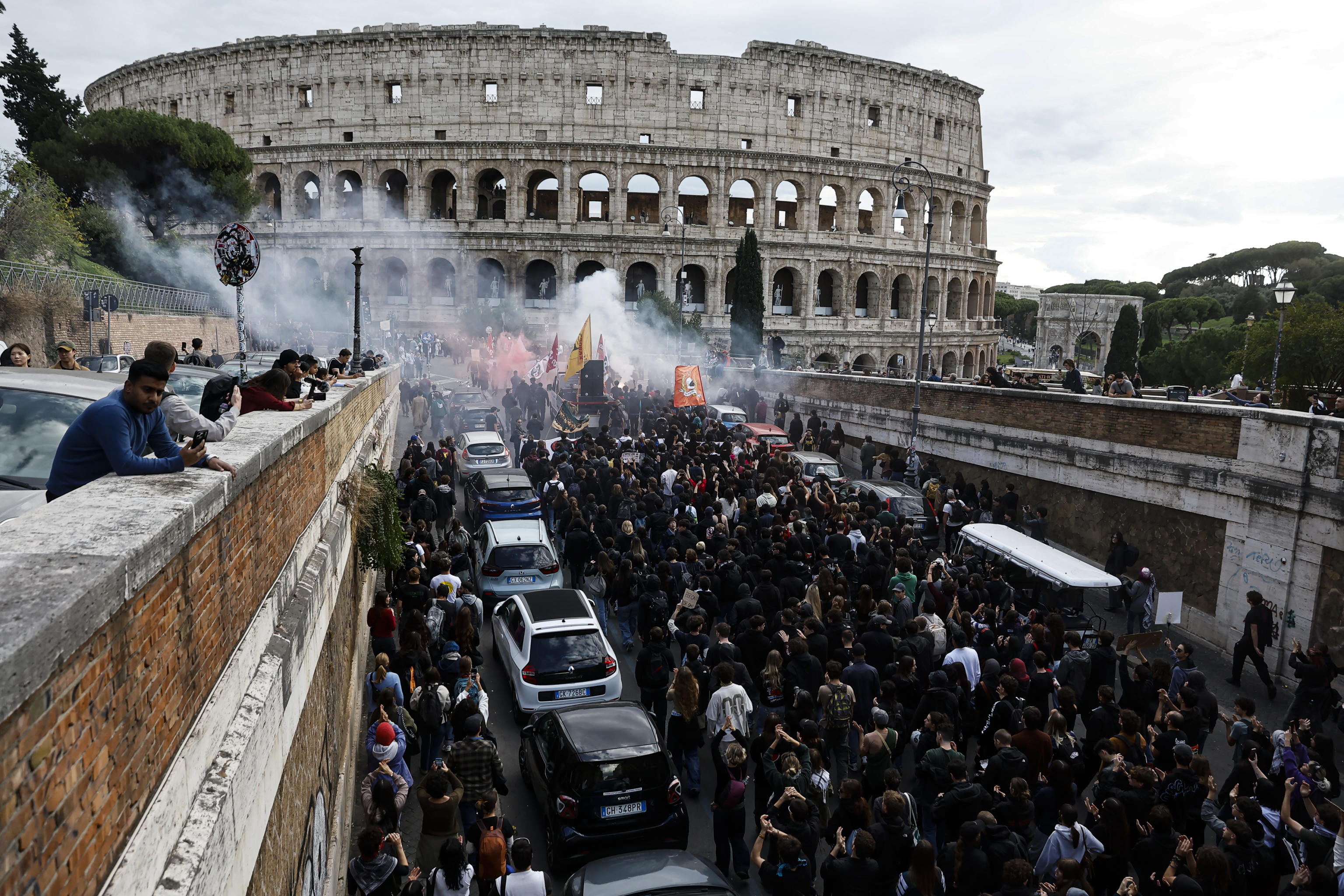 Nuevas protestas en Italia: manifestantes se enfrentaron con la policía en Roma y Turín