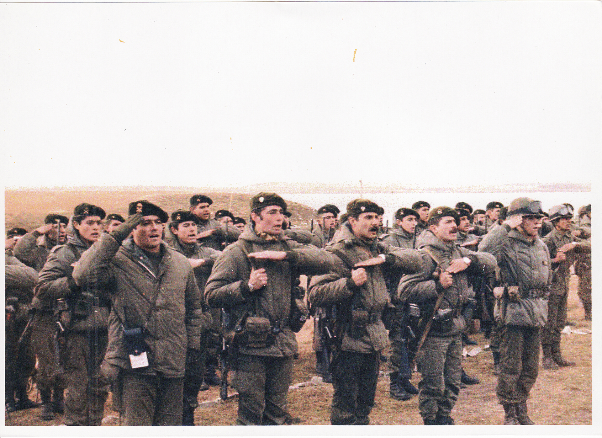 La jura de Estévez junto al Regimiento de Infantería 25 en Pradera del Ganso