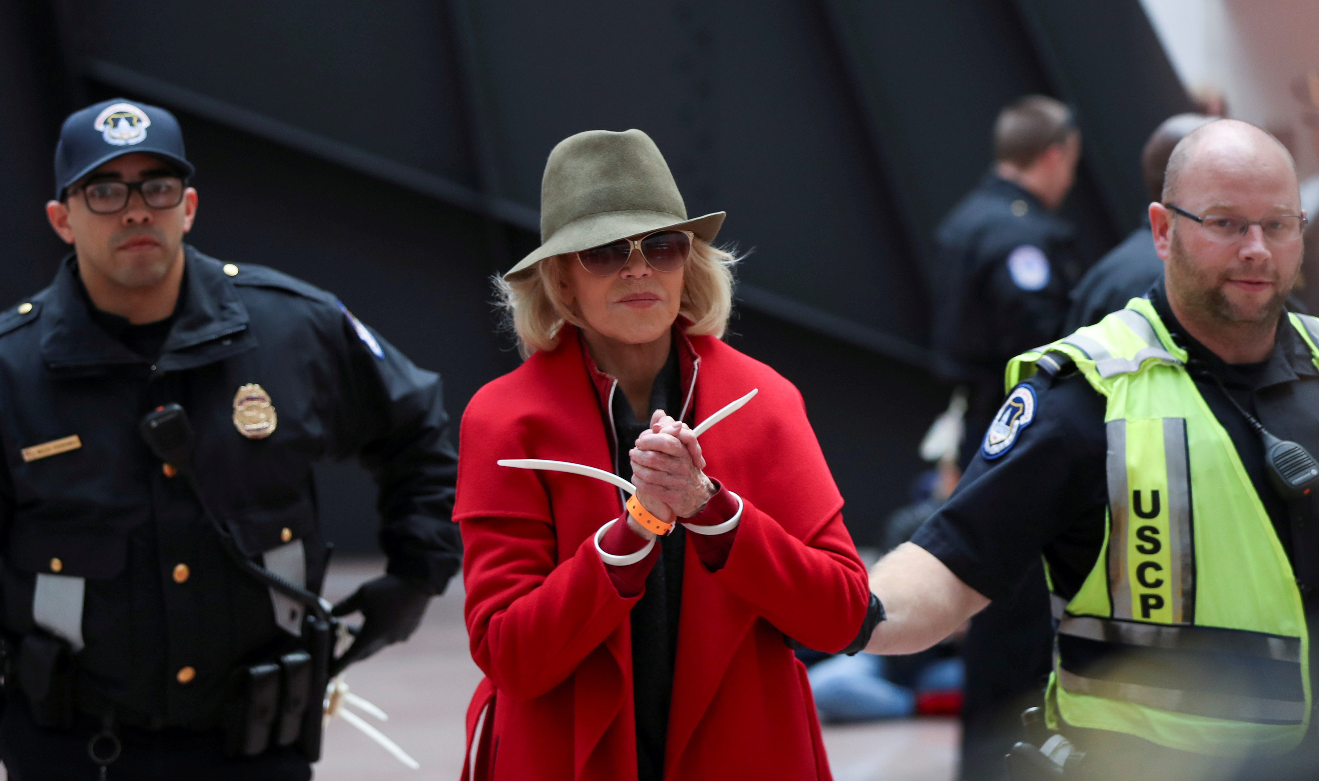 Jane Fonda nunca abandonó su activismo. En noviembre de 2019 fue detenida por protestar ante el Capitolio por el cambio climático (REUTERS/Siphiwe Sibeko)