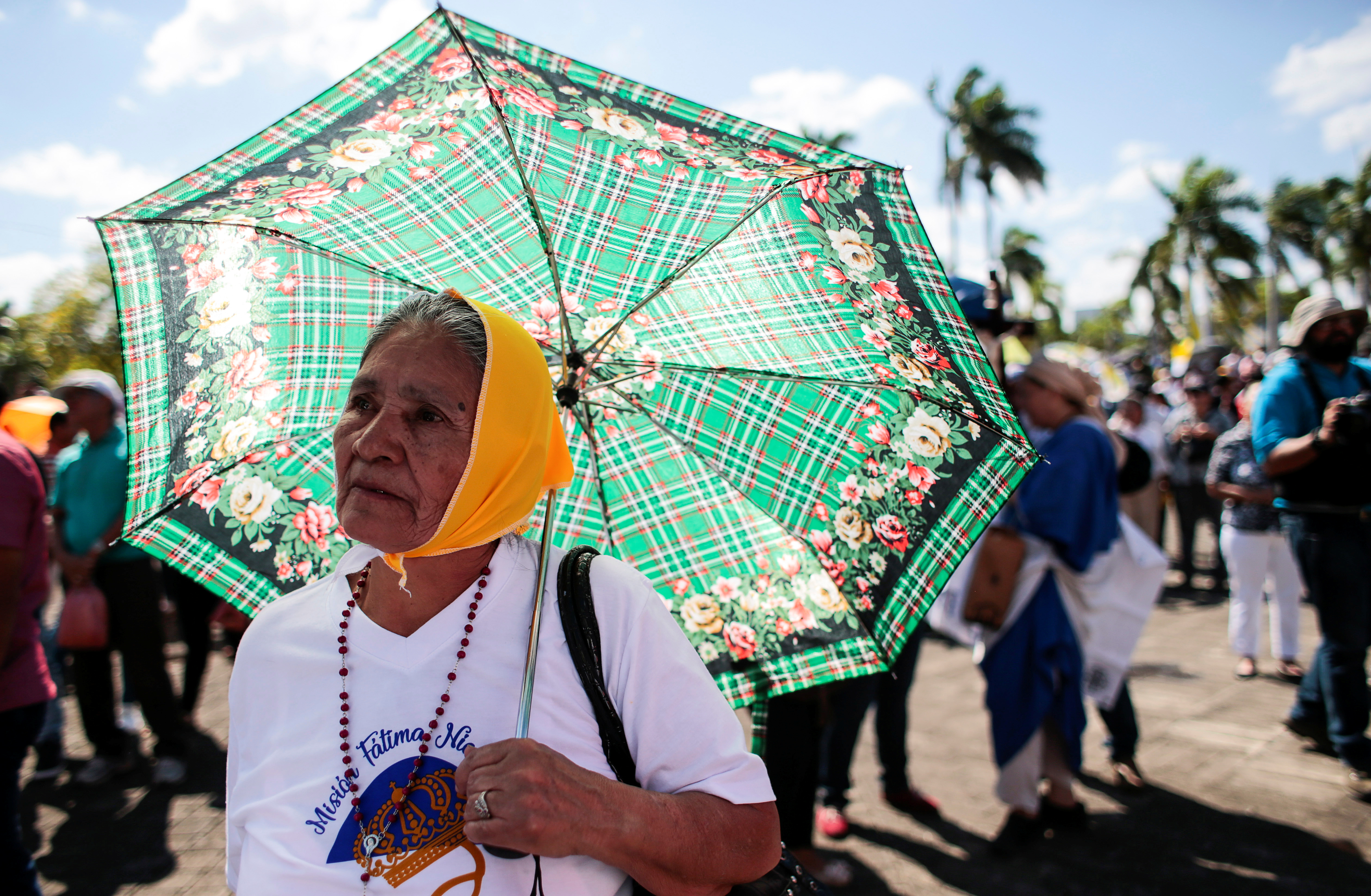 Una mujer participa en una misa en honor a la Virgen de Fátima en la Catedral Metropolitana de Managua, Nicaragua (REUTERS/Oswaldo Rivas)