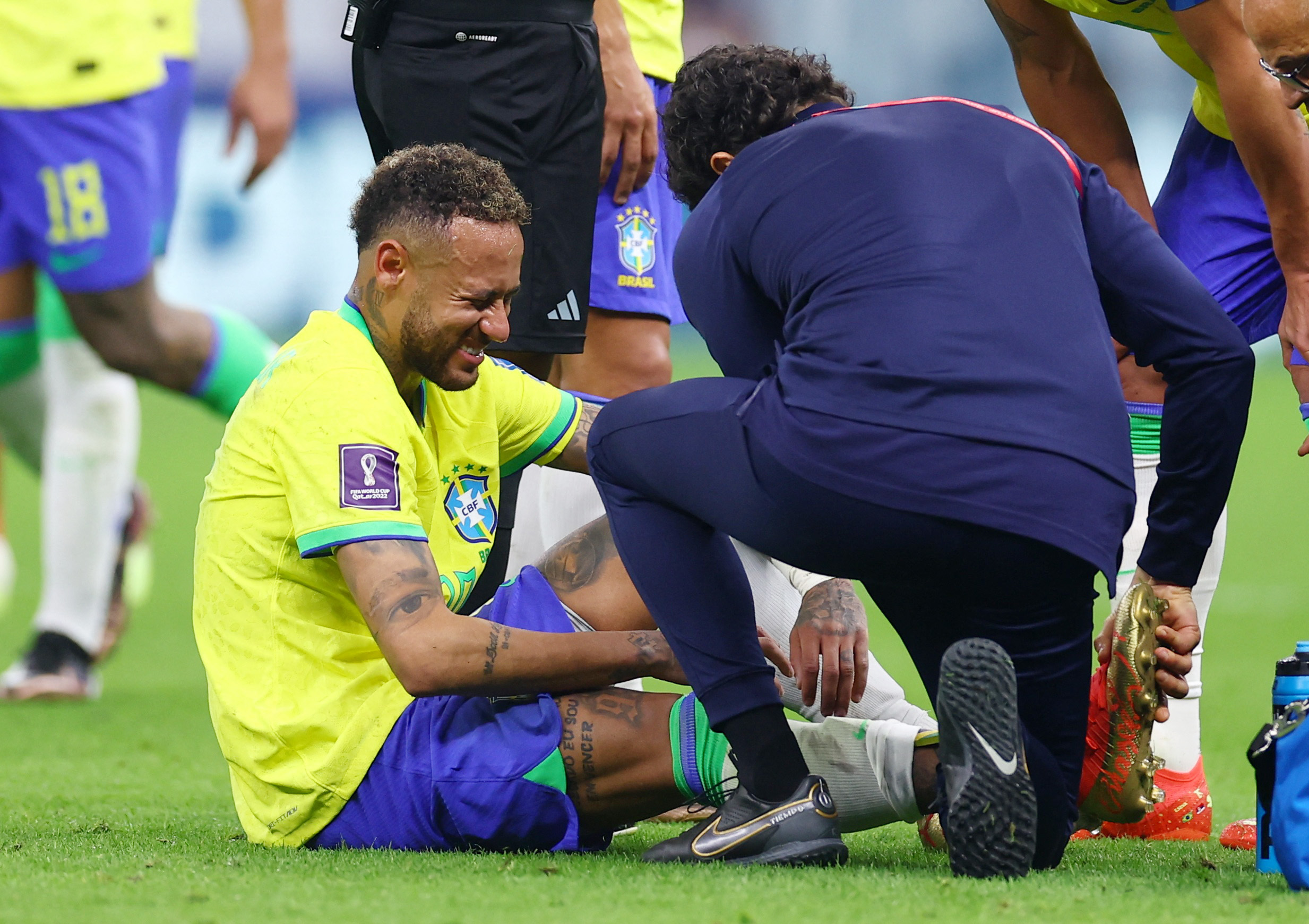 Neymar se retuerce de dolor en el campo de juego del estadio de Lusail durante el partido entre Brasil y Serbia (REUTERS/Kai Pfaffenbach)
