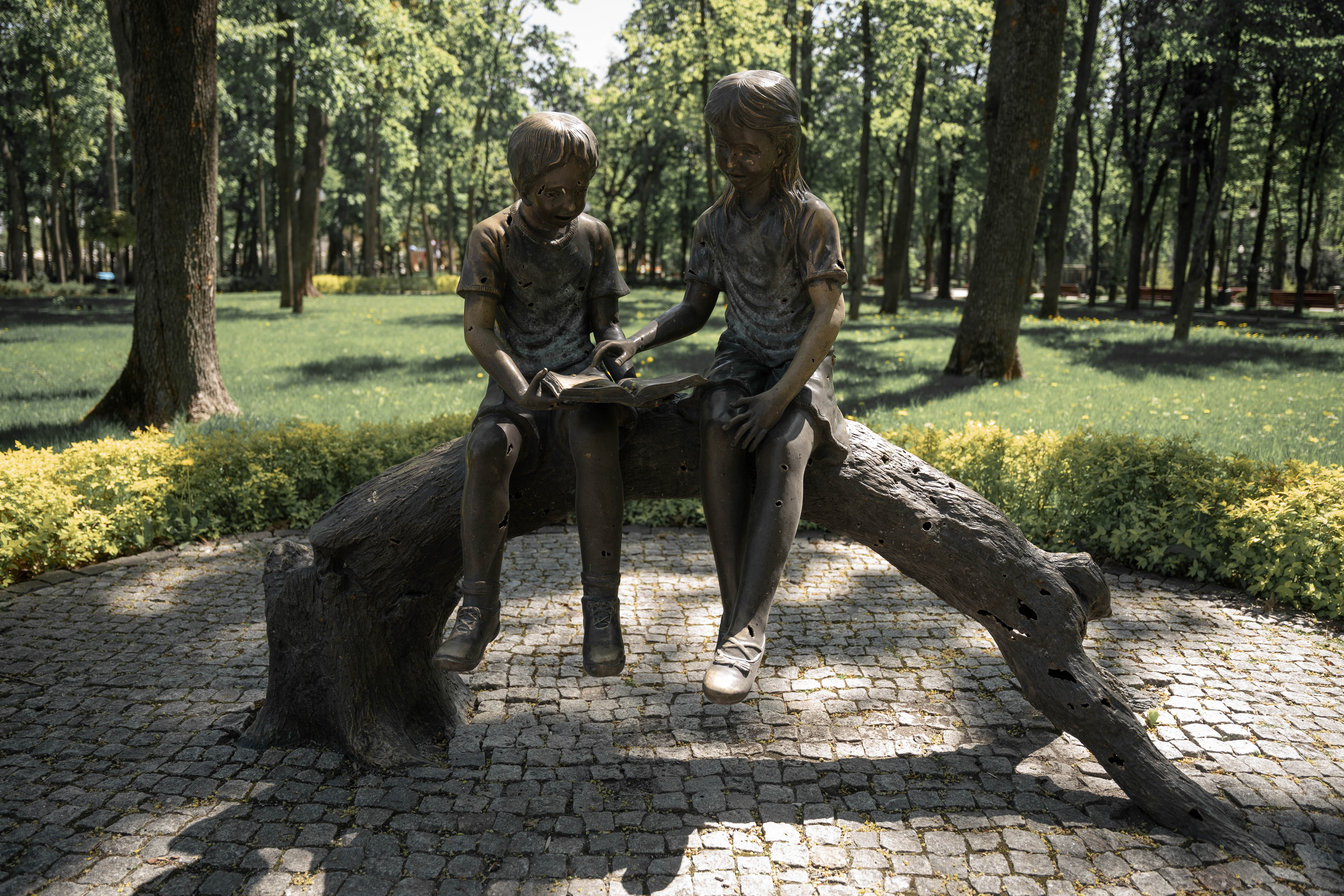 Una estatua de bronce en el parque Gorky de Kharkiv sobre la que suelen jugar los niños (Foto: Franco Fafasuli)
