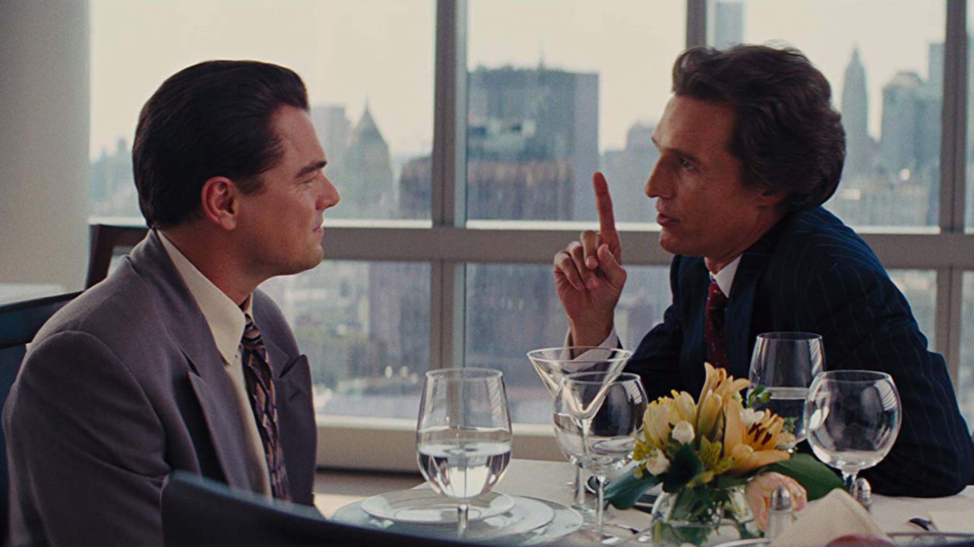 Matthew McConaughey con Leonardo Di Caprio en "The Wolf of Wall Street"