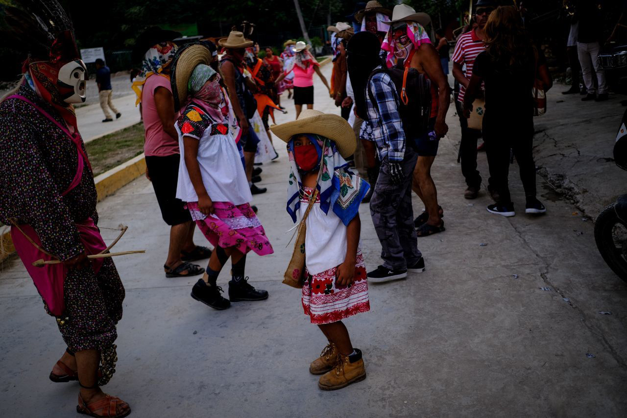 Jaltocán, Hidalgo, México. 1 de noviembre de 2020. Pobladores del municipio de Jaltocán, en la Huasteca Hidalguense, llevan a cabo la fiesta tradicional de día de muertos llamada