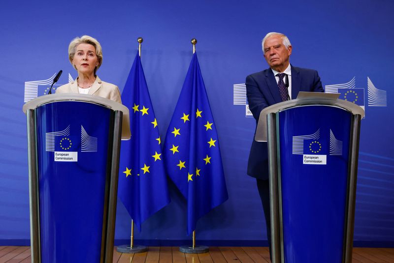 La presidenta de la Comisión Europea, Ursula von der Leyen, y el jefe de política exterior de la Unión Europea, Josep Borrell