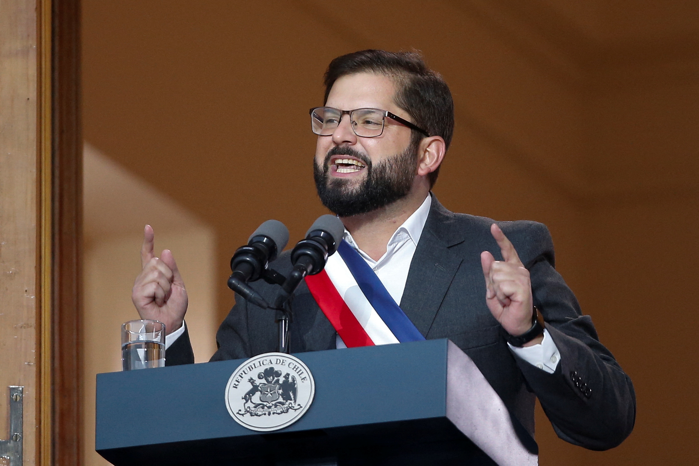 Presidente Gabriel Boric recibió la propuesta de Nueva Constitución -  Universidad de Chile