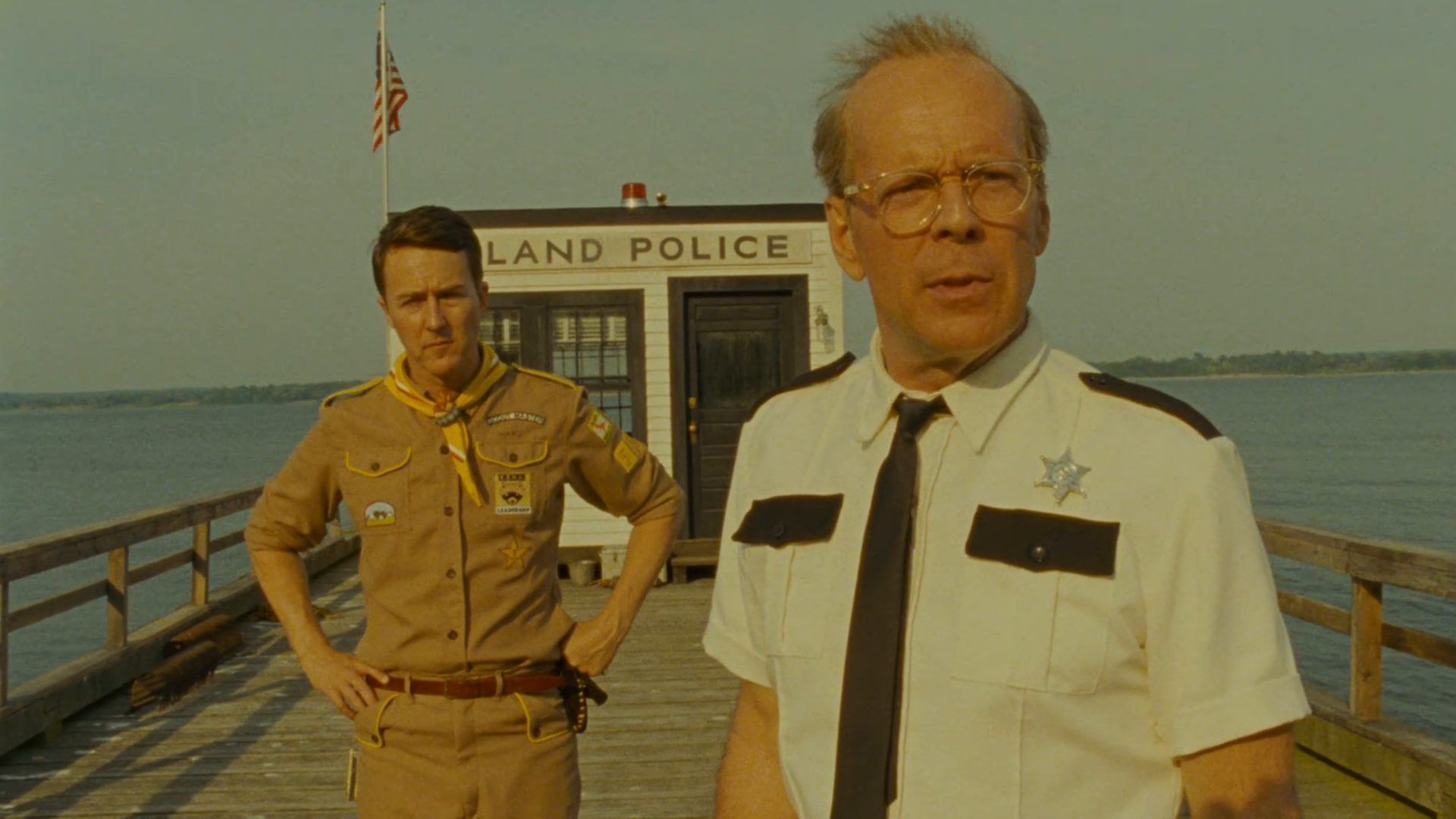 Edward Norton y Bruce Willis en una escena de "Moonrise Kingdom" (2012)