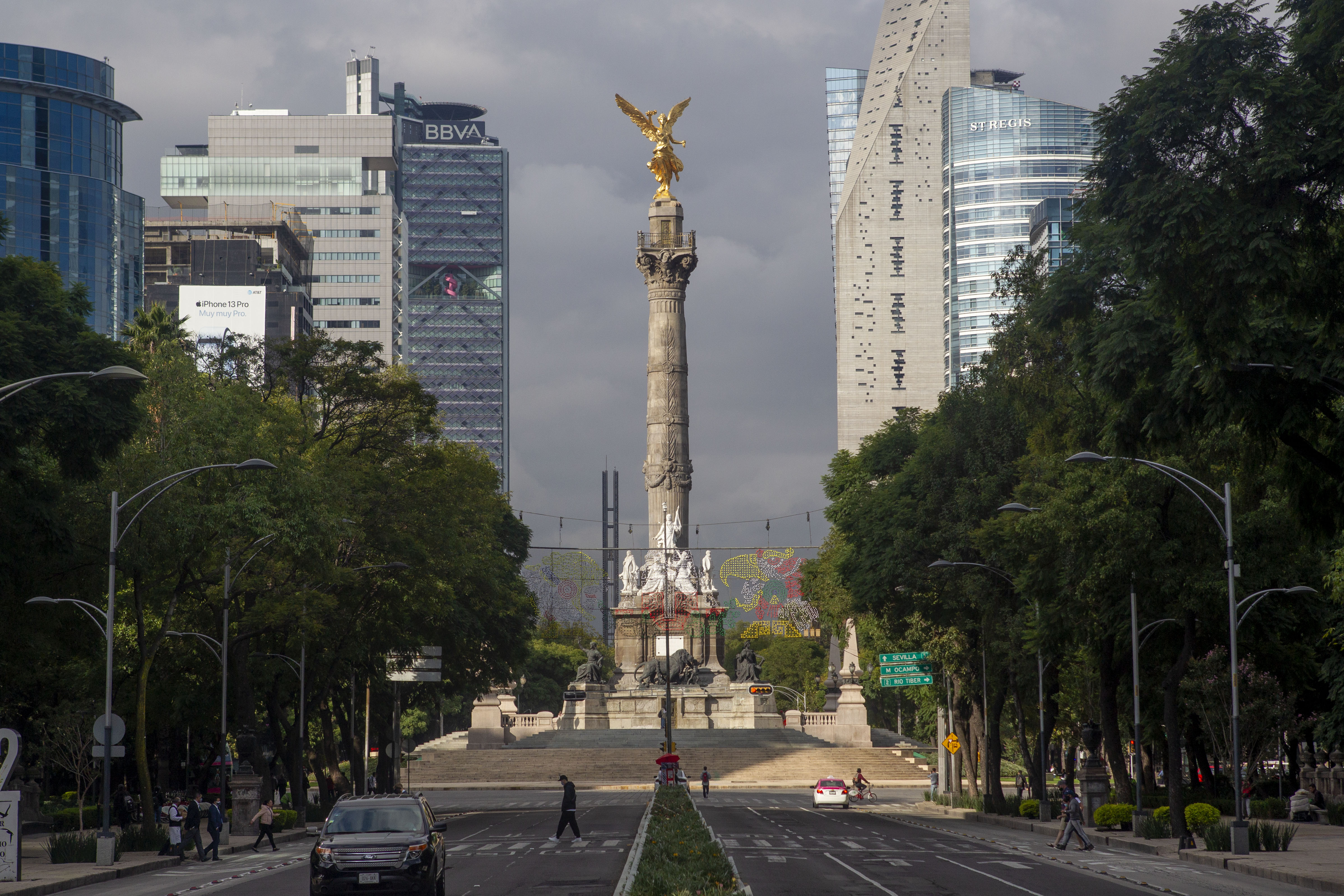 Ciudad de México, octubre 5, 2021.Después de ser cerrado por dos años, el Ángel de la Independencia reabrió el paso al público, donde turistas y capitalinos se detuvieron para realizar fotografías.Foto: Karina Hernández / Infobae 