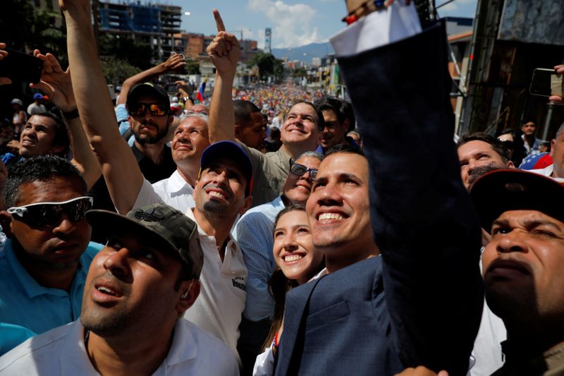 Los opositores venezolanos Juan Guaidó y Henrique Capriles Radonski hicieron un llamado este martes a apoyar el proceso de primarias en las que se elegirá a un candidato que enfrentará al chavismo. (REUTERS)