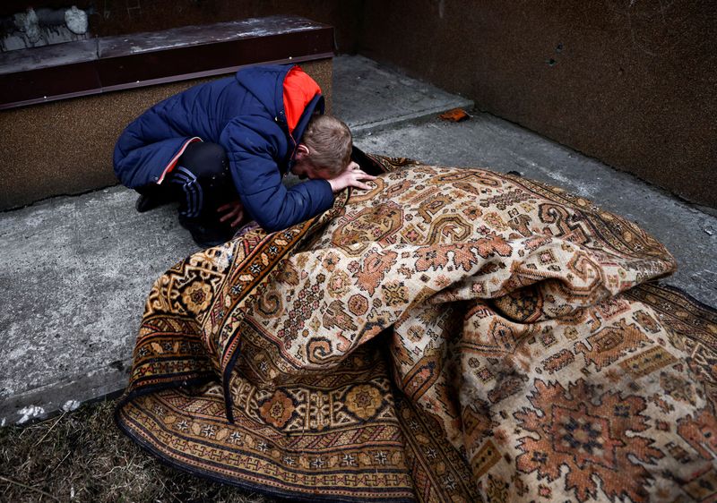 Serhii Lahovskyi, de 26 años, llora junto al cuerpo de su amigo Ihor Lytvynenko, quien según los residentes fue asesinado por soldados rusos, después de que lo encontraron junto al sótano de un edificio, en medio de la invasión rusa de Ucrania, en Bucha, Ucrania, el 5 de abril de 2022. REUTERS /Zohra Bensemra