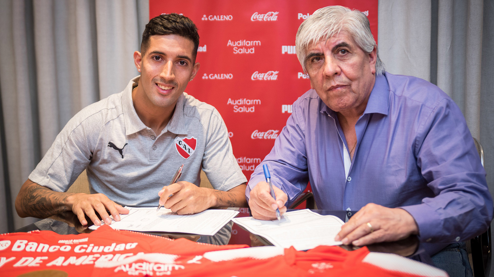 Gonzalo Veron cuando firmó su llegada a Independiente con Hugo Moyano